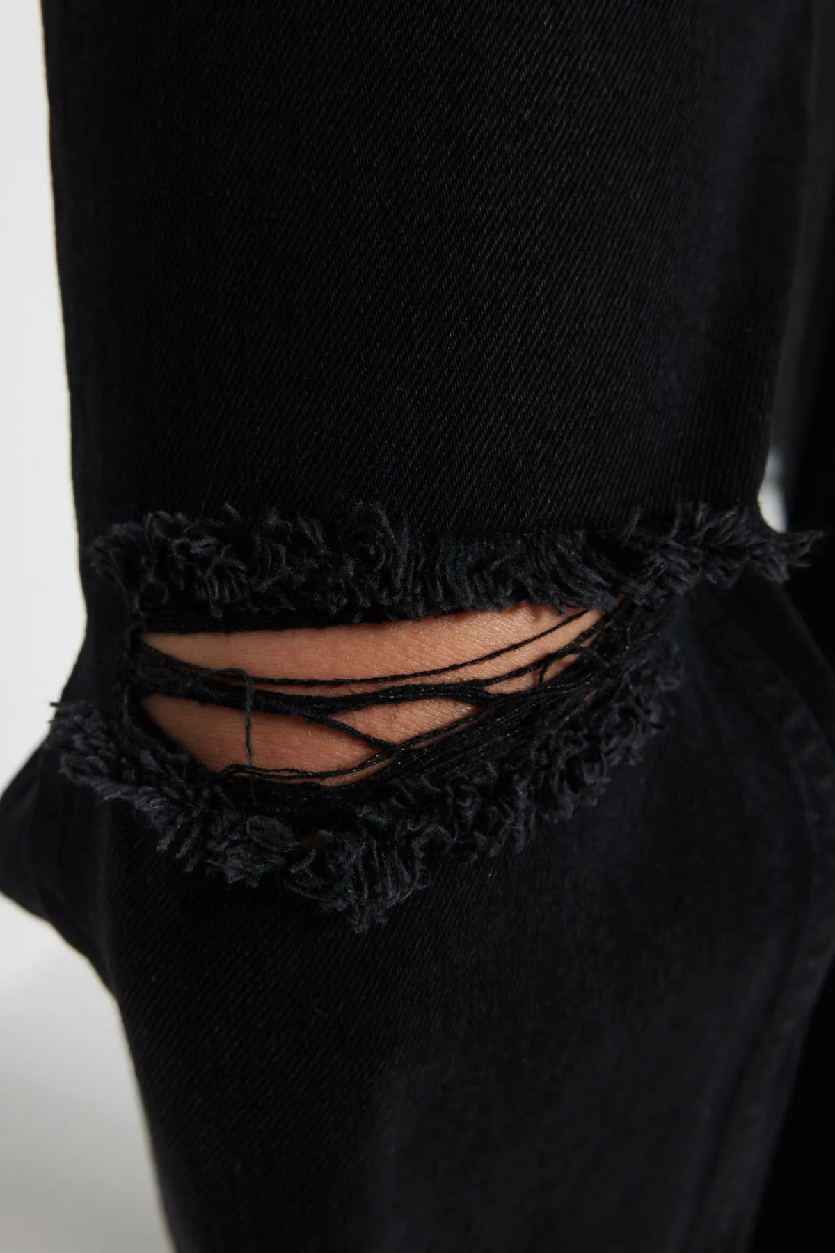 Trendyol Collection  Schwarze zerrissene Jeans mit hoher Taille und weitem Bein TWOAW22JE0251