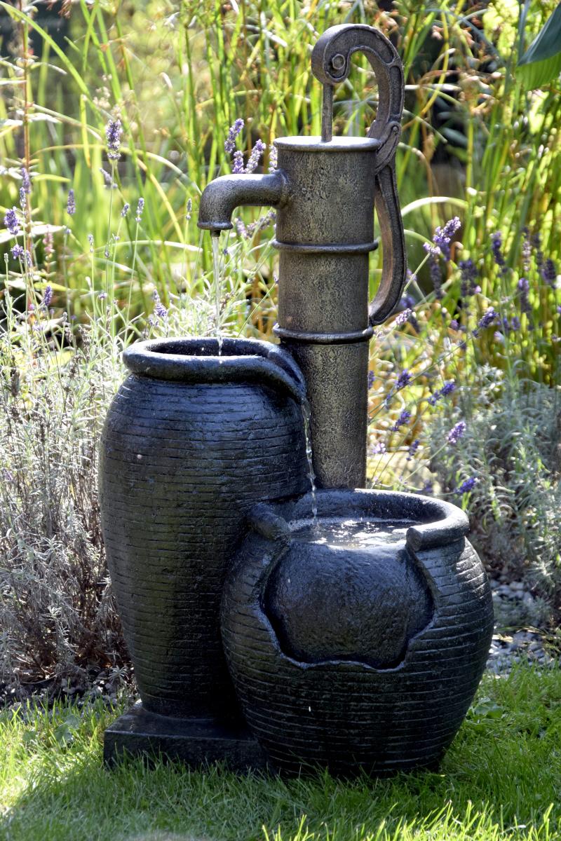 dobar Großer Design-Gartenbrunnen mit Zier-Handpumpe