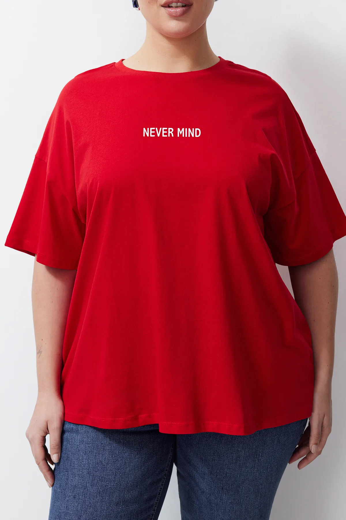 Trendyol Curve  Rotes Oversize-Strick-T-Shirt mit Slogan-Print TBBSS24BF00018