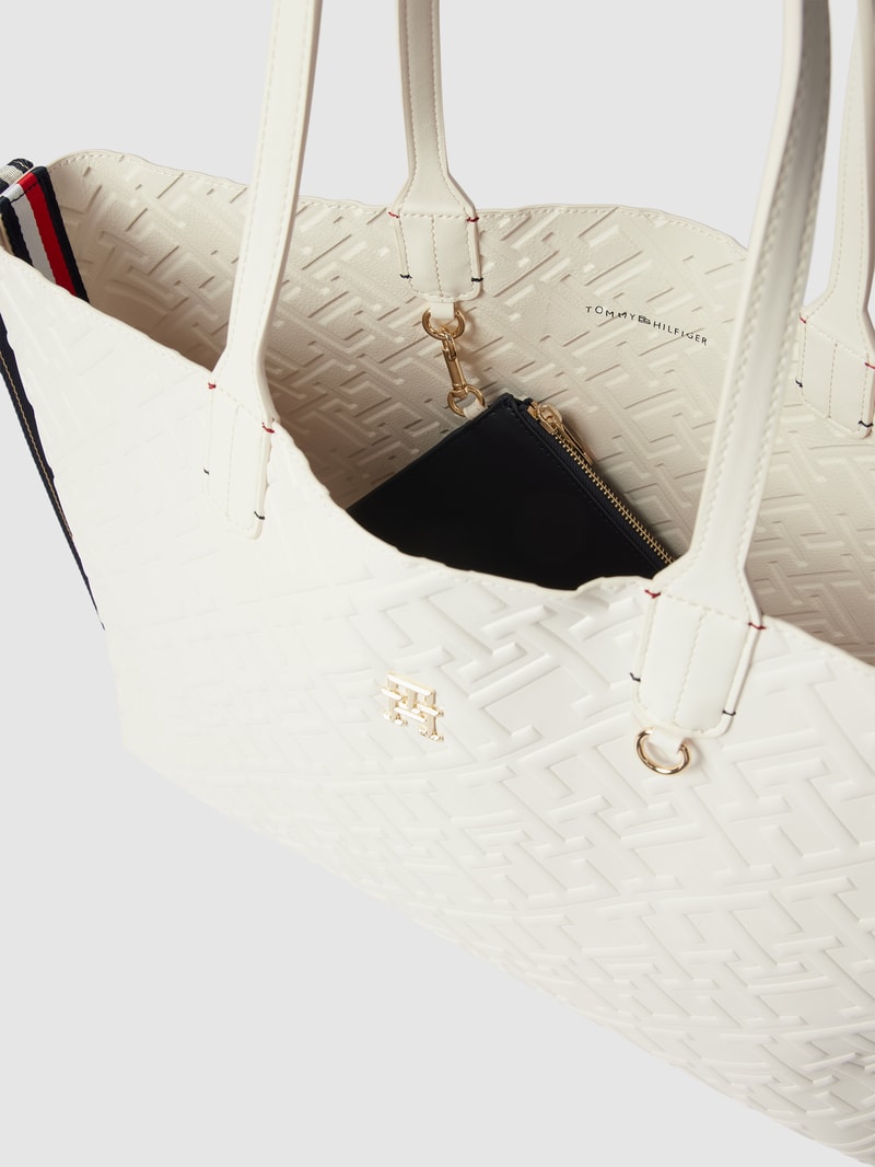 Shopper mit Allover-Label-Prägung Modell 'ICONIC' in weiß