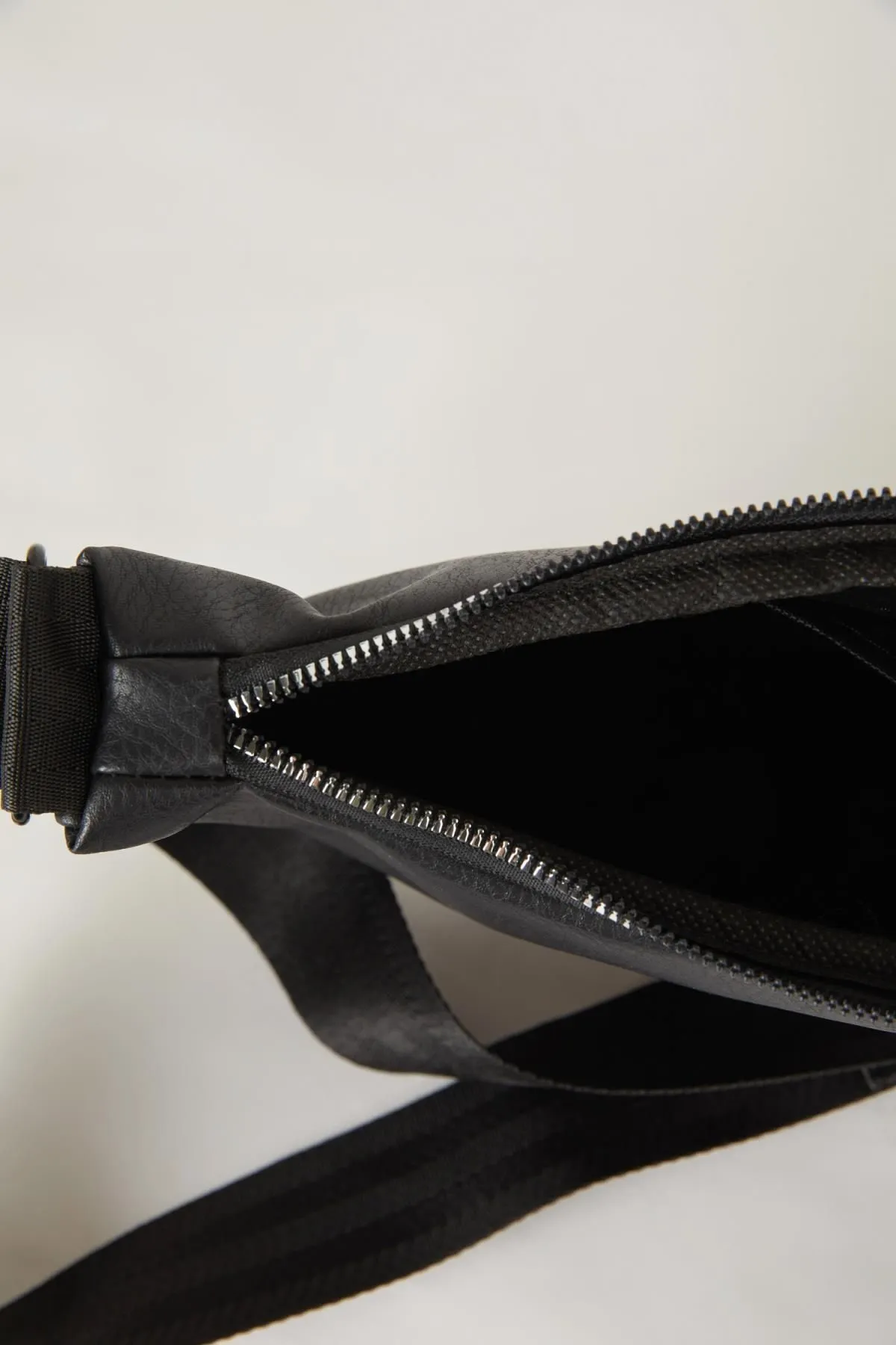 DeFacto  Unisex Umhängetasche aus Kunstleder - C2853axns