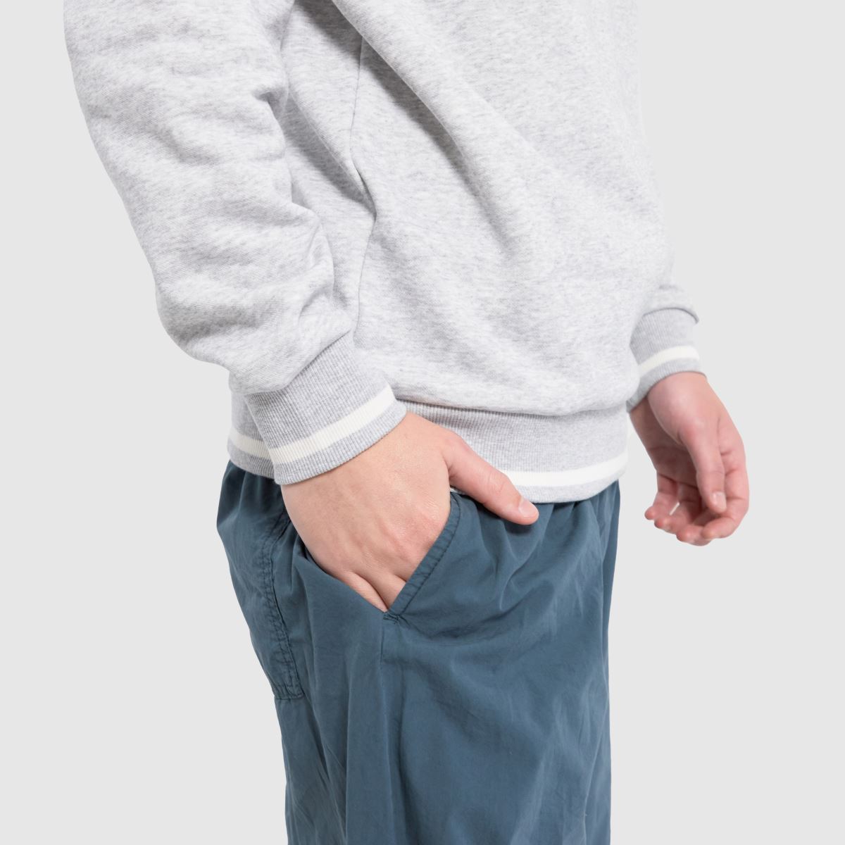PUMA – Ljusgrå sweatshirt med dragkedja