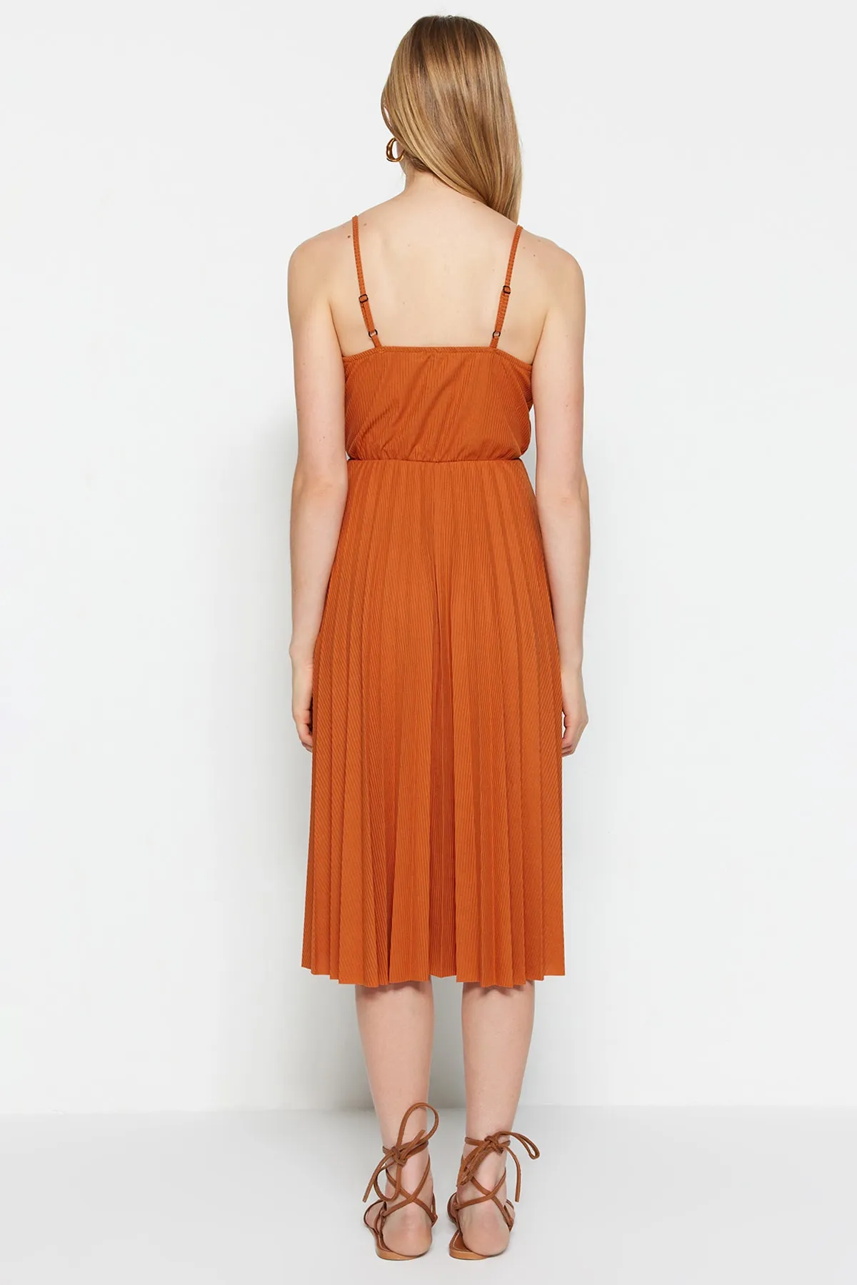 Trendyol Collection  Zimtfarbenes, offenes Taillen-/Skater-Midi-Kleid mit zweireihigen, plissierten Trägern und flexiblem Strick TWOSS20EL2729