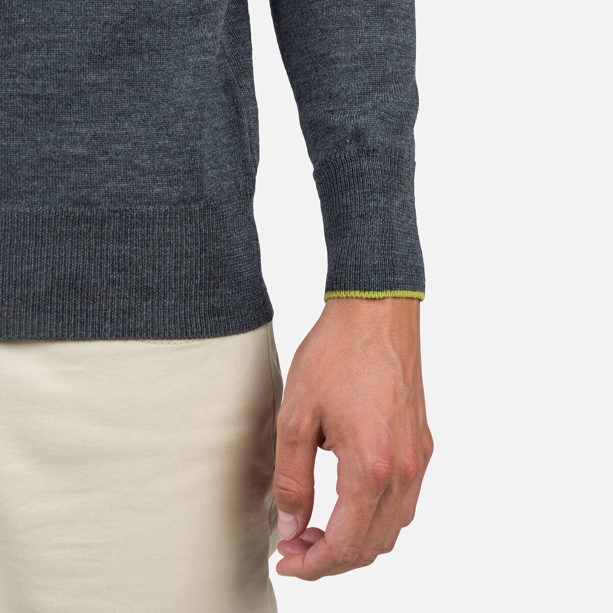 Gestreifter Herrenstrickpullover mit halblangem Reißverschluss