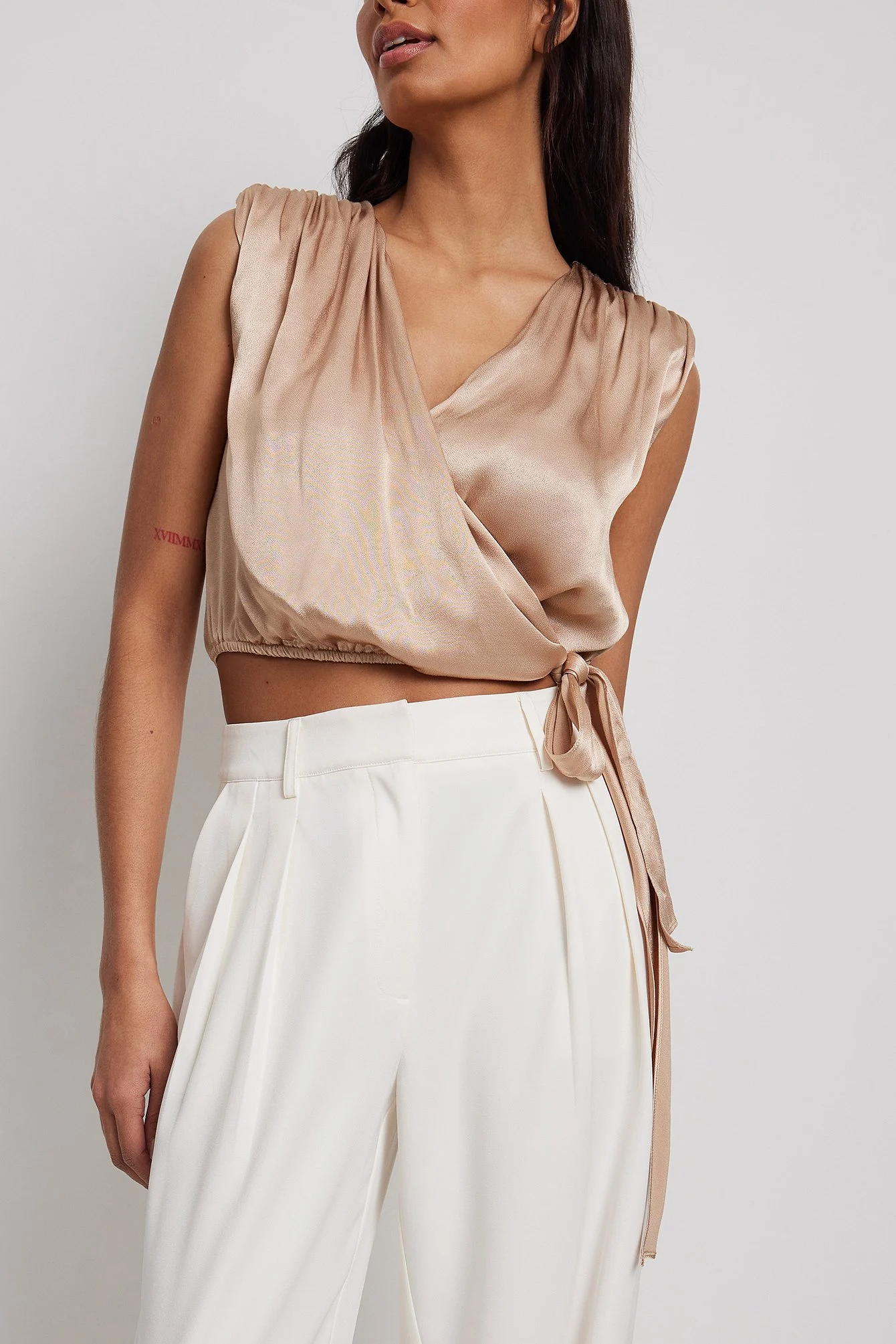 Satin-Top mit drapierter Front