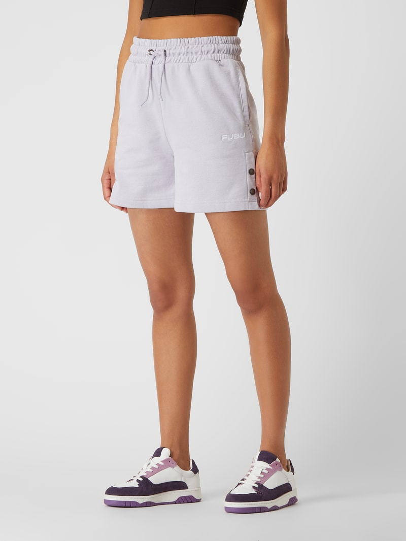 Shorts mit seitlicher Knopfleiste in flieder