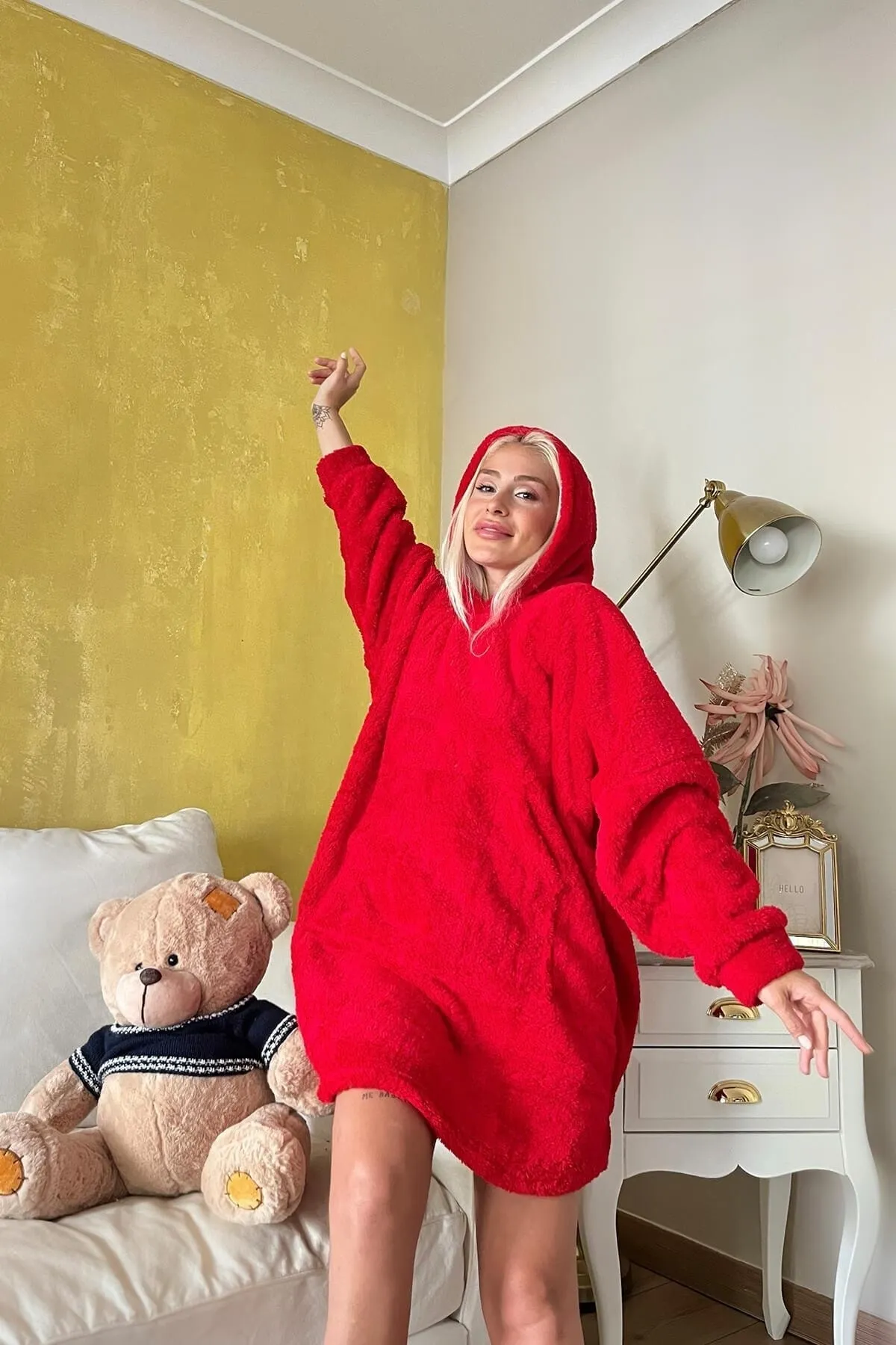 Pijamaevi  Roter, übergroßer Sweat-Poncho-Pyjama aus Vollplüsch mit Kapuze