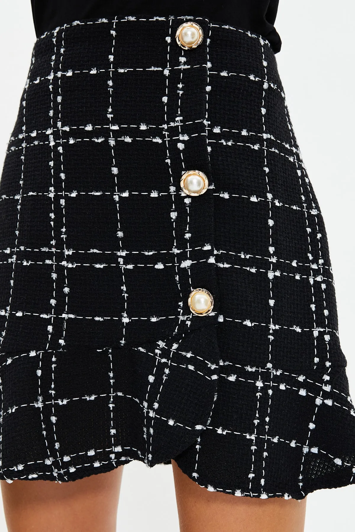 Trendyol Collection  Schwarzer geknöpfter Tweed Stoffrock mit Volantspitze, Mini-Webrock TWOAW22ET0155