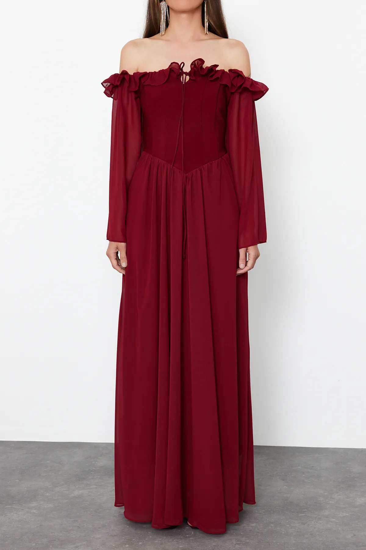 Trendyol Collection  Langes Abendkleid aus Burgunderrot mit Taillenöffnung/Skater-Chiffon TPRSS24AE0016