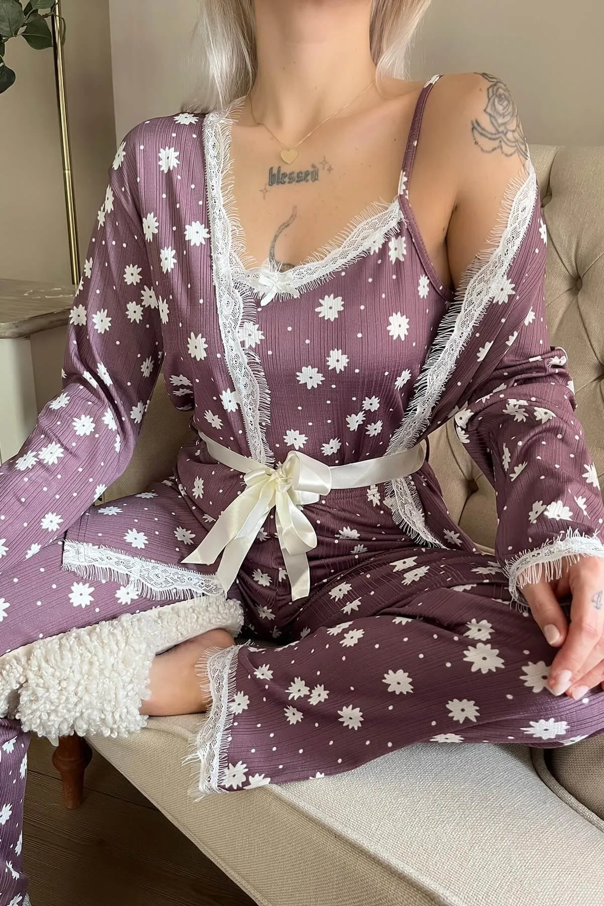 Pijamaevi  Lilafarbenes Pegasus-Pyjama-Set mit Gänseblümchenmuster und Morgenmantel