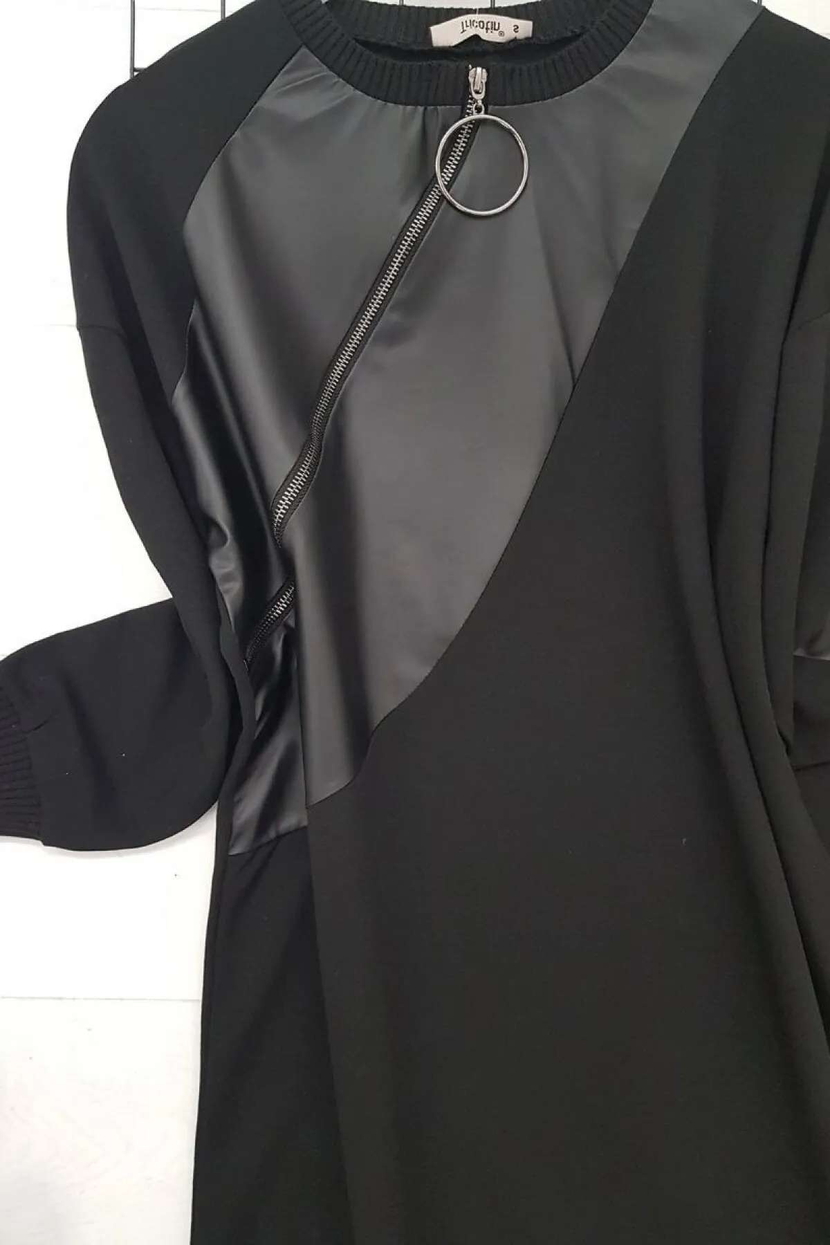 Modamorfo  Anzug aus gekämmter Baumwolle mit detaillierten Lederdetails