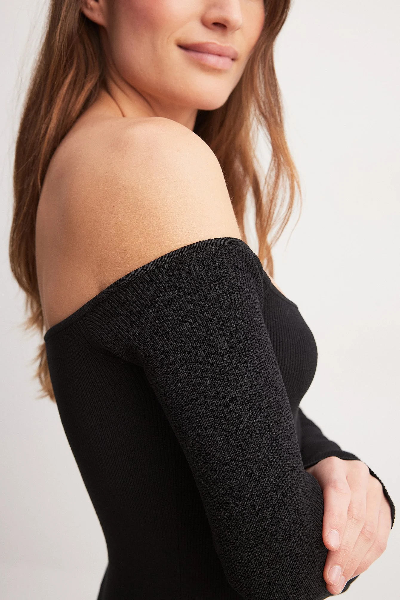Schulterfreies Strick-Midikleid
