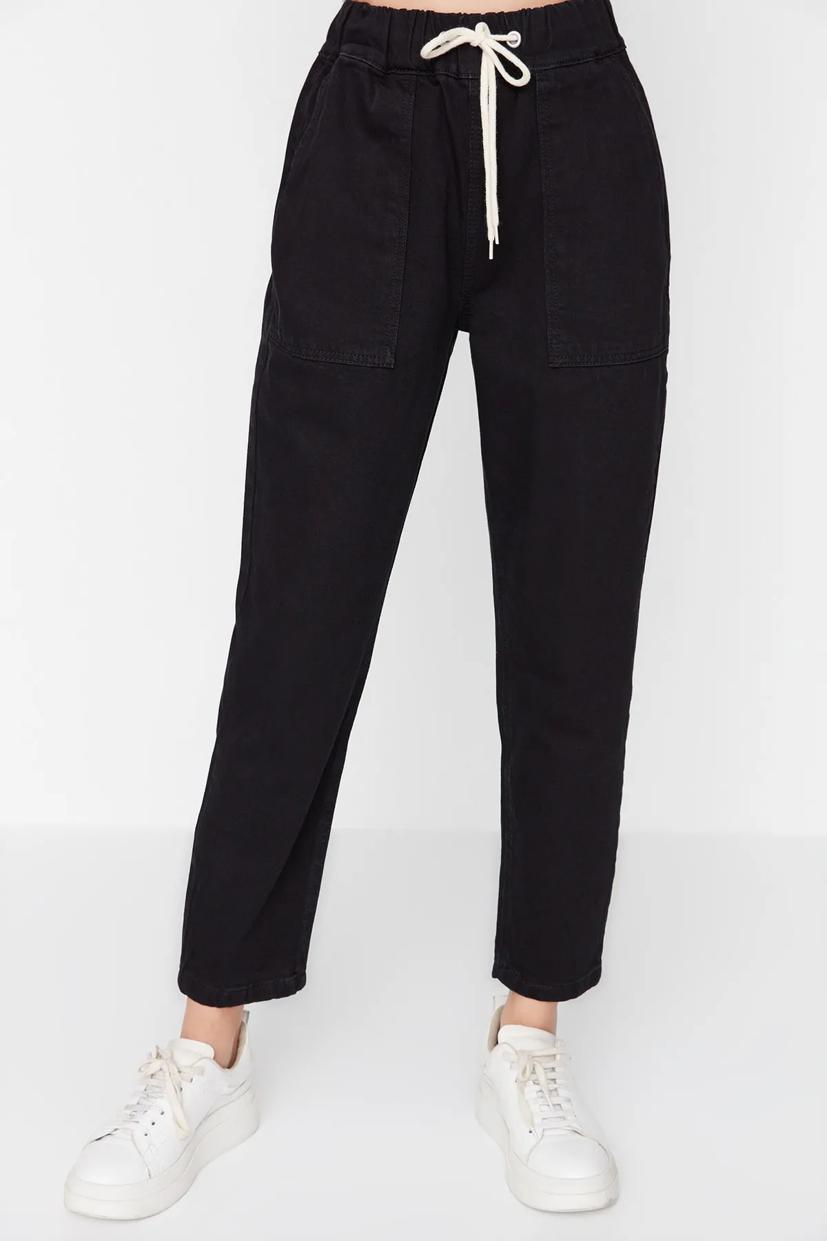 Trendyol Collection  Schwarze Mom-Jeans mit hohem Bund und elastischem Bund TWOSS21JE0655