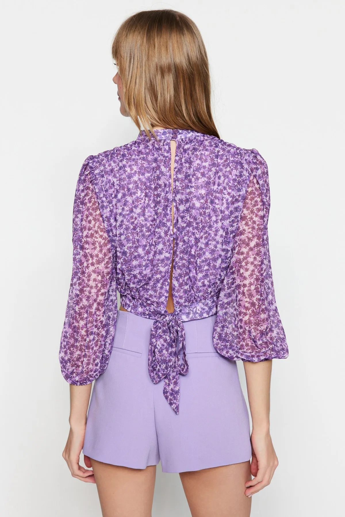 Trendyol Collection  Lila geblümte, kurze, gewebte Bluse mit hohem Kragen TWOSS23BZ00397