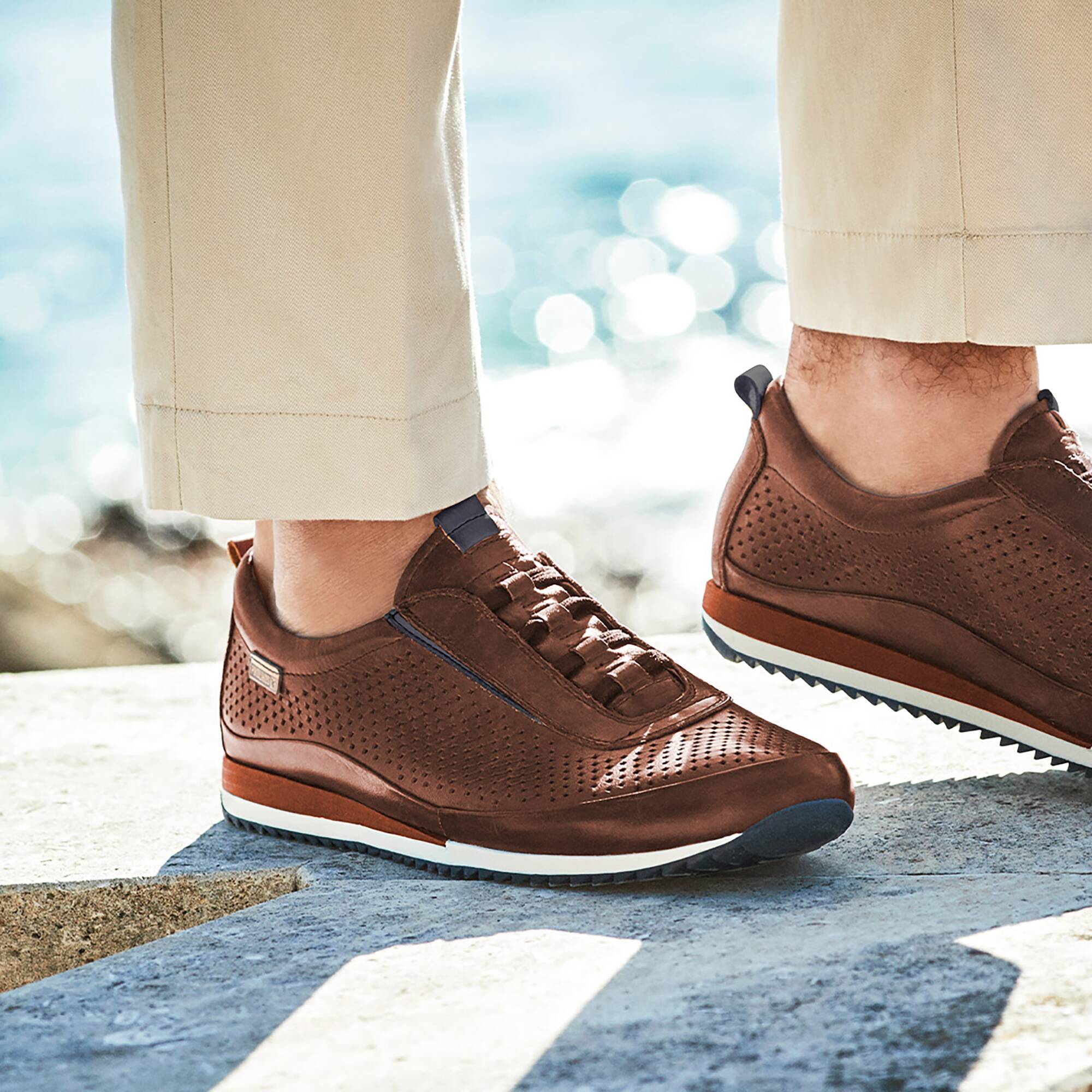 Buty sportowe męskie z gumką - SKÓRA