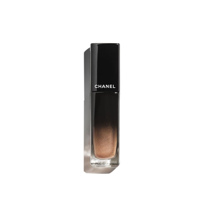 DER GLÄNZENDE FLUID-LIPPENSTIFT MIT LANGEM HALT