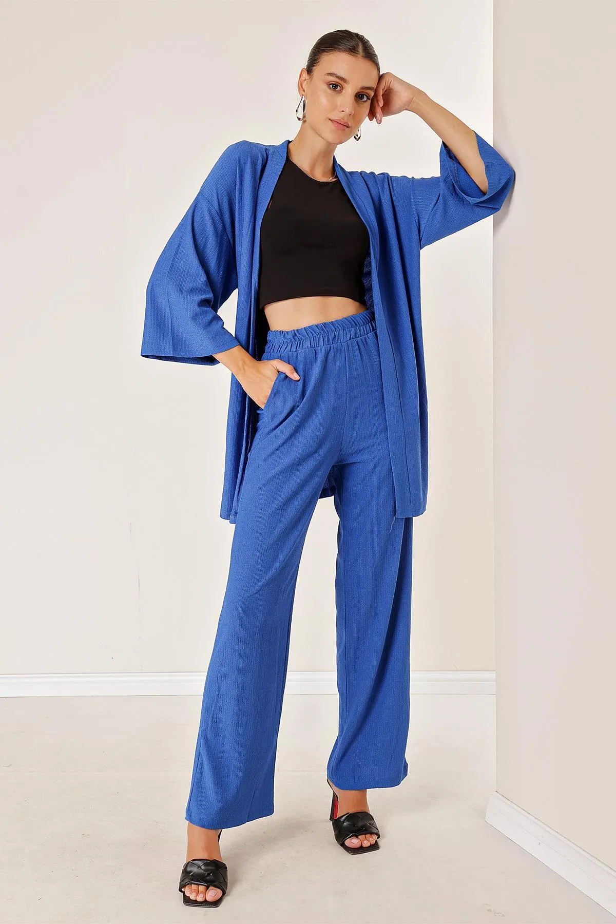 By Saygı  Faltige Hosen mit Taschen Kimono-Set Saks