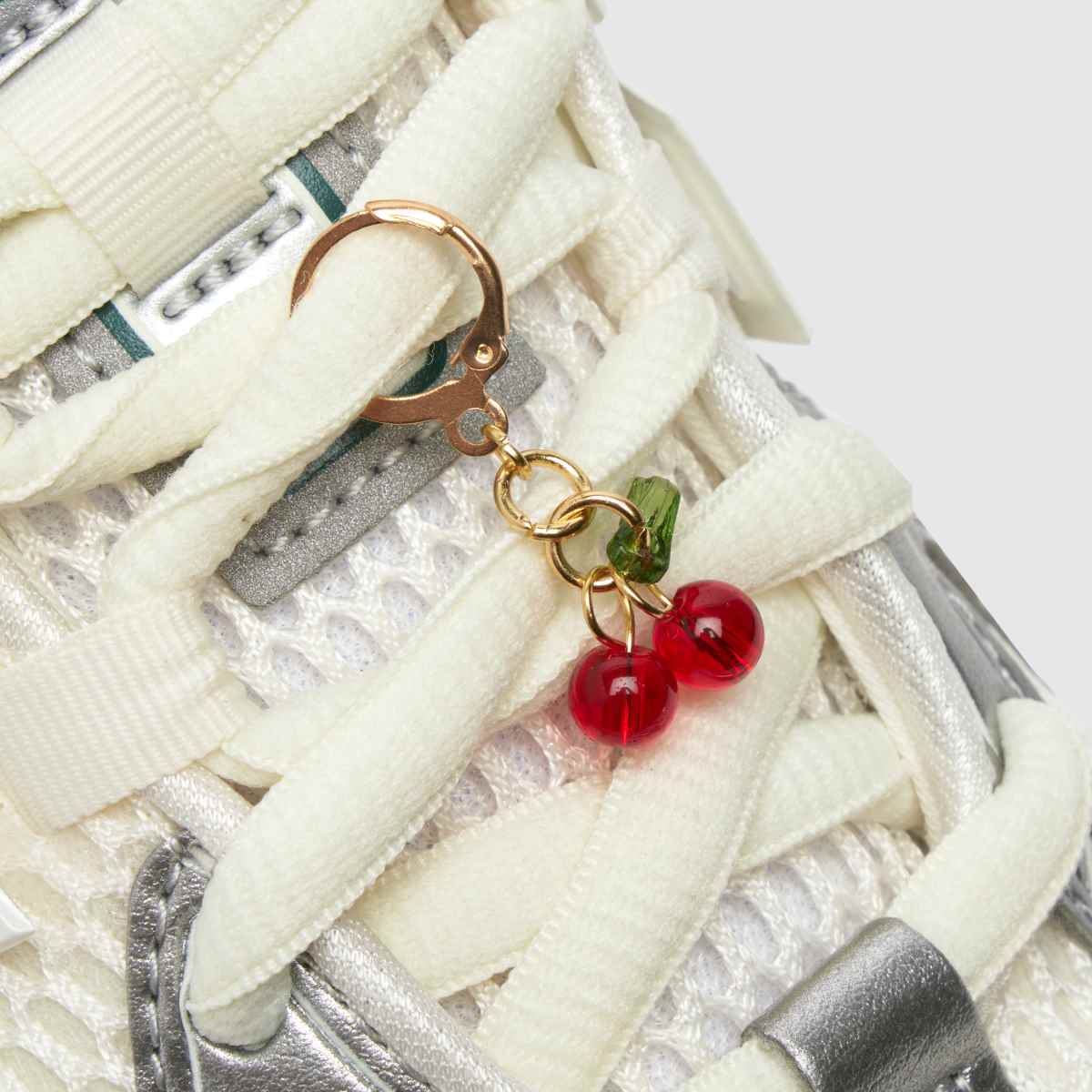 BEADS BY EDIE piros cseresznye színű csipke medál