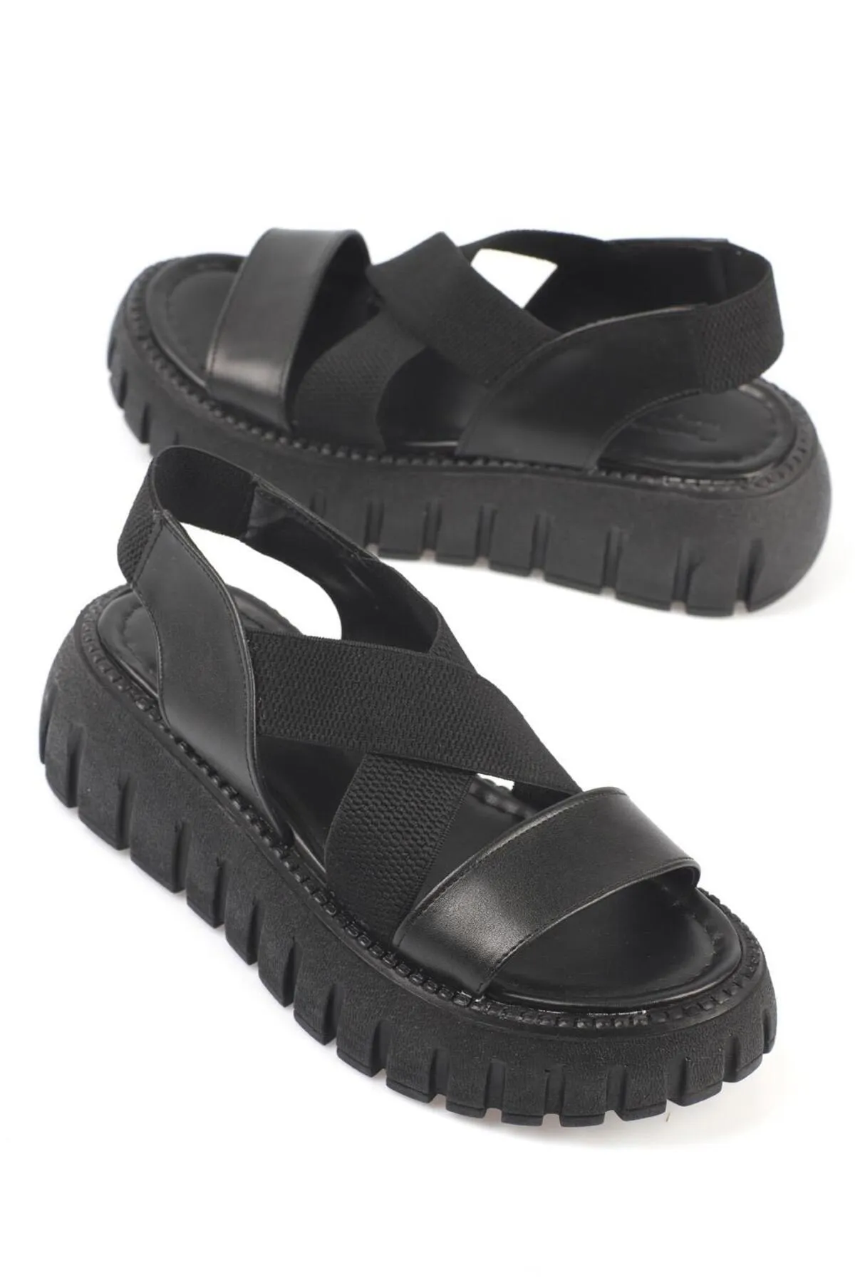 Capone Outfitters  Capone Damen-Sandalen mit runder Zehenpartie und überkreuztem Gummiband mit Trac-Sohle und Keilabsatz in Schwarz