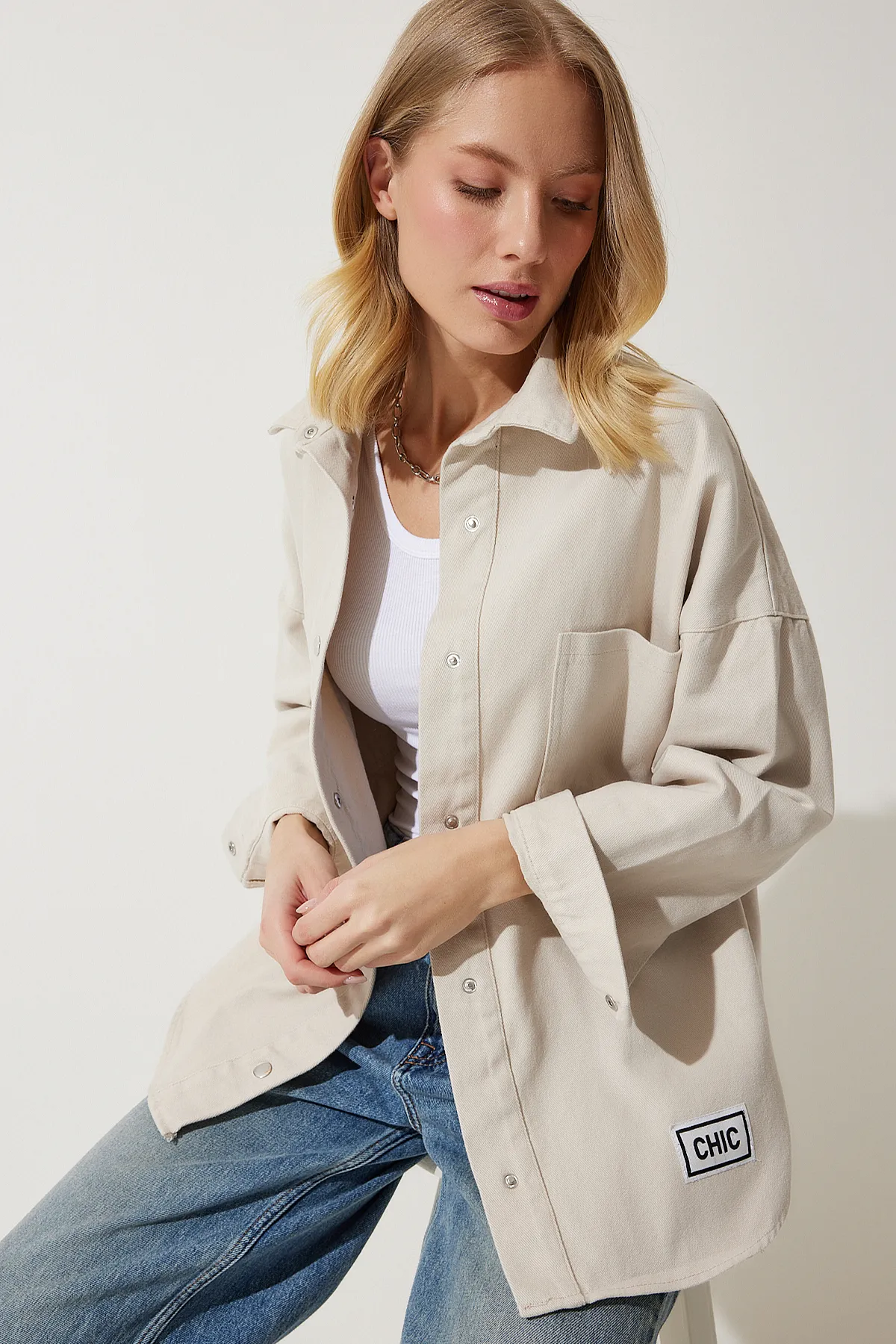 Happiness İstanbul  Cremefarbene Oversize-Gabardine-Jacke für Damen mit Taschen RV00176