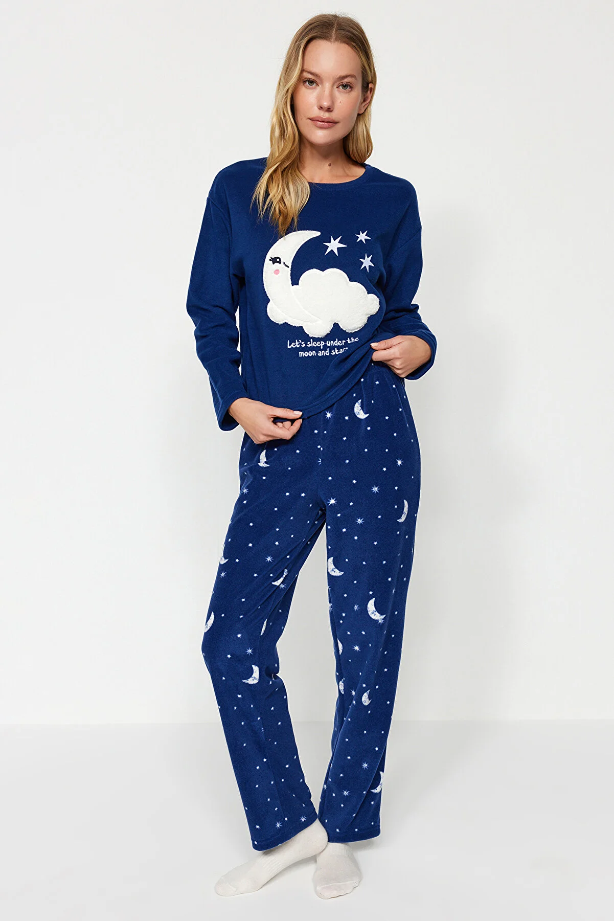 Trendyol Collection  Marineblaues Pyjama-Set aus Fleece mit T-Shirt und Hose und Galaxie-Muster THMAW24PT00027