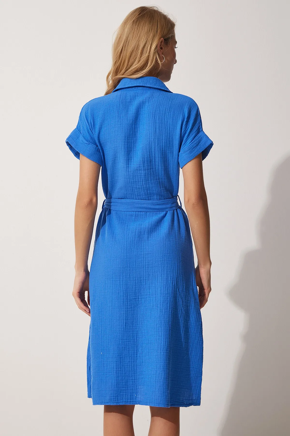 Happiness İstanbul  Blaues Leinenhemdkleid mit Gürtel für Damen MX00046