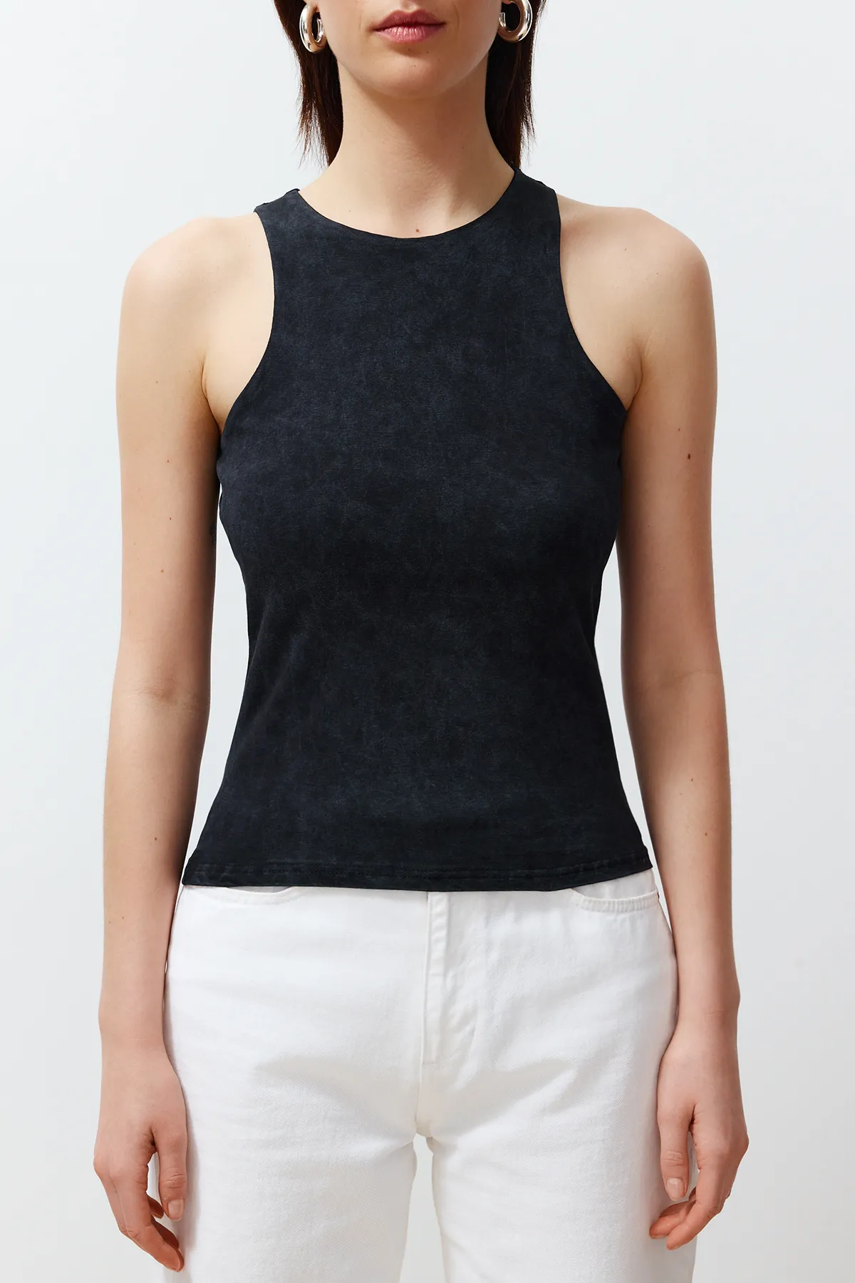 Trendyol Collection  Schwarzes Neckholder-Tanktop aus Baumwolle mit Antik-/Blasseffekt, eng anliegend/flexibel gestrickt, TWOSS23AL00069