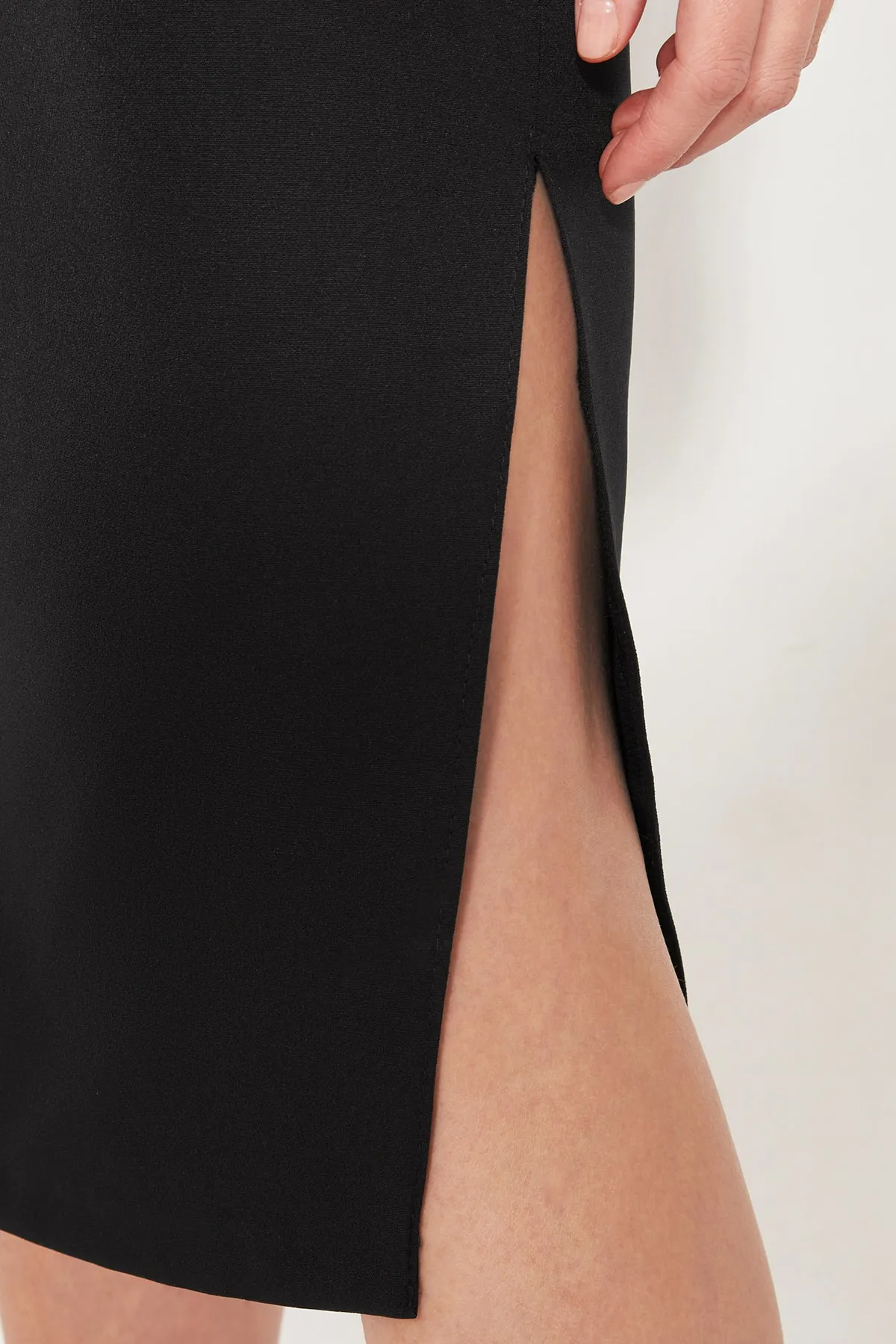 Trendyol Collection  Schwarzes, tailliertes, gewebtes, elegantes Abendkleid TPRSS21EL0023
