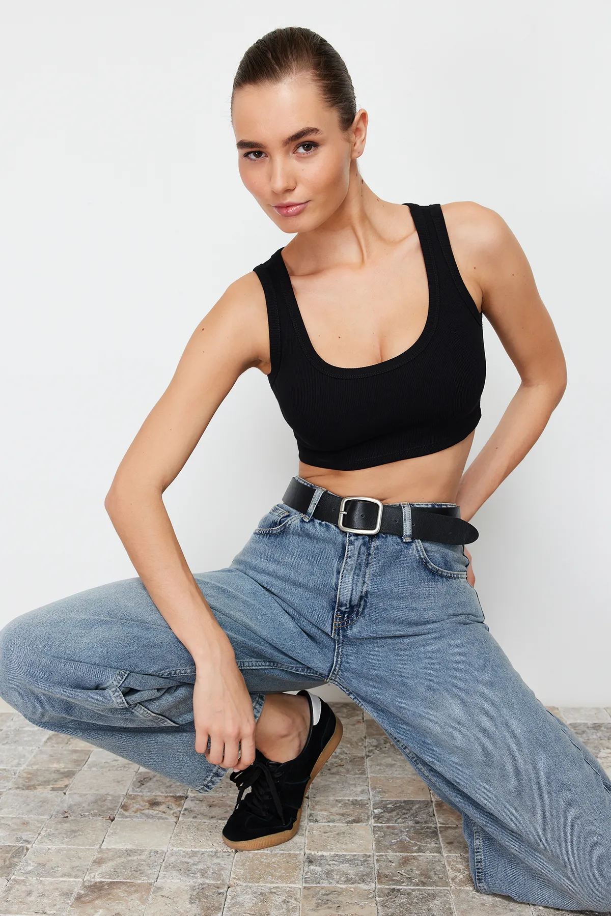 Trendyol Collection  Schwarzes, kurzes, geripptes, flexibles Strick-Tanktop mit Trägern TWOSS24AL00023