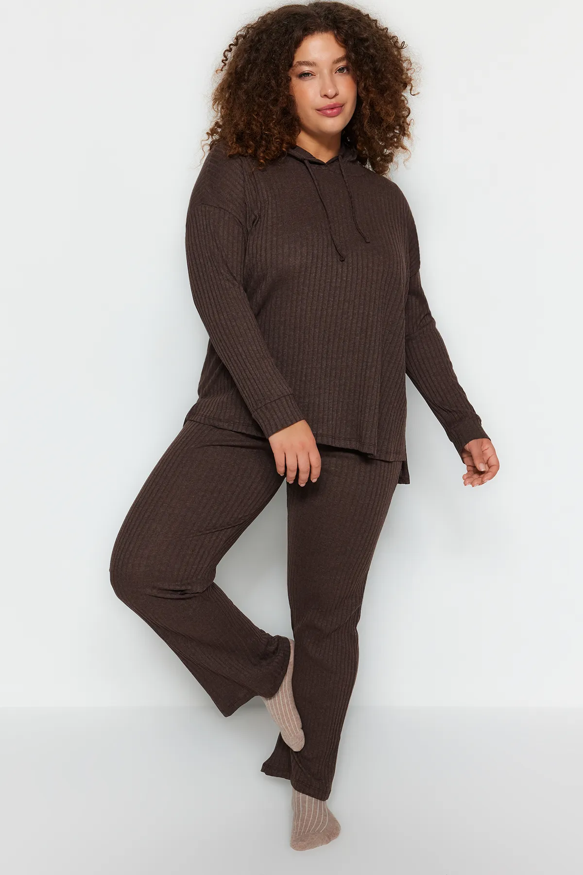 Trendyol Curve  Braunes, entspanntes Camisole-Set in Übergröße mit Kapuze und Oberteil TBBAW23CP00016
