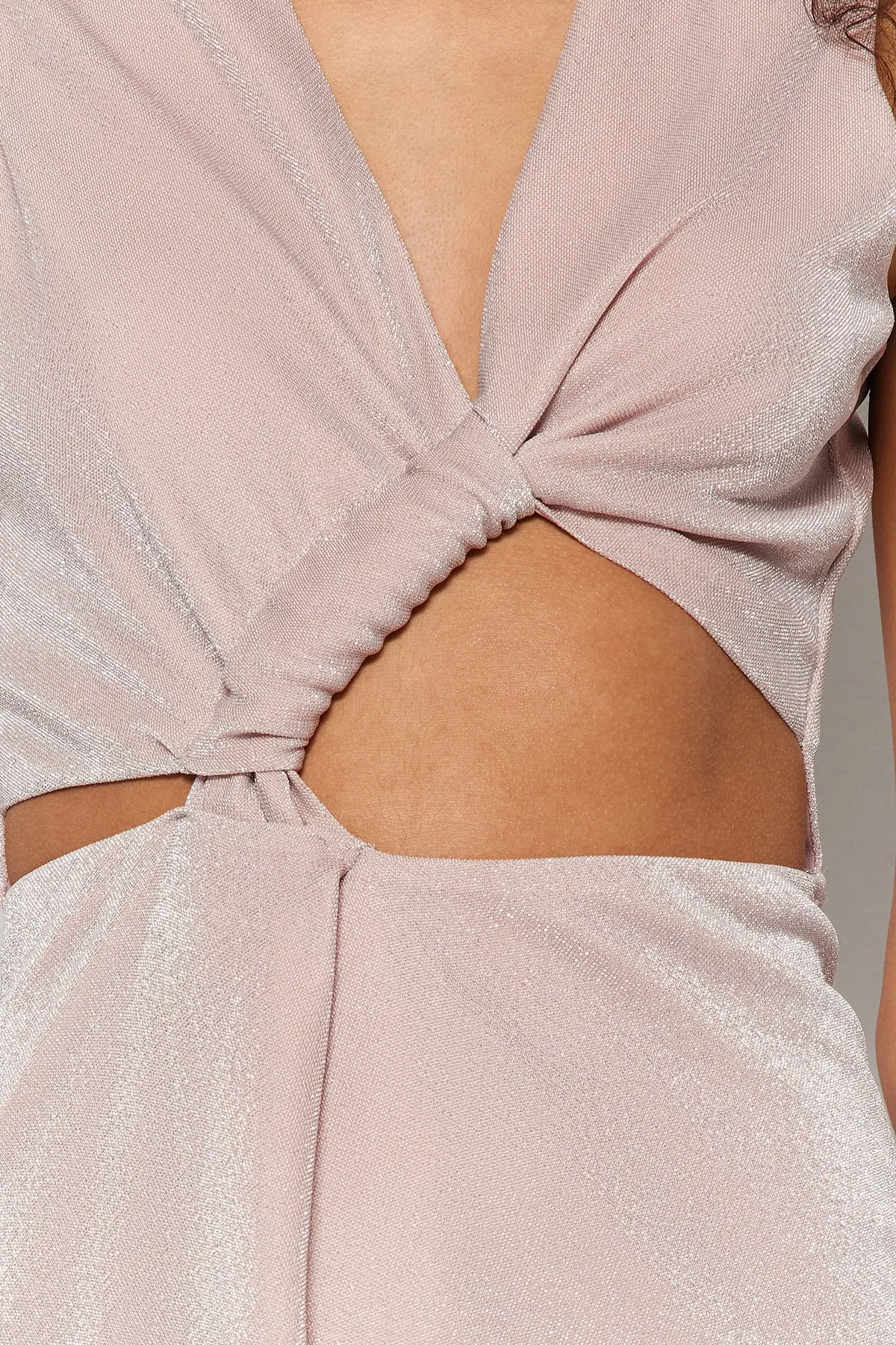 Trendyol Collection  Elegantes Abendkleid mit Puderfutter und gestricktem Fenster-/Ausschnittdetail TPRSS23EL00510