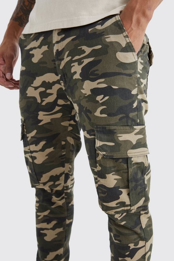 Skinny Camouflage Cargo-Hose mit geteiltem Saum
