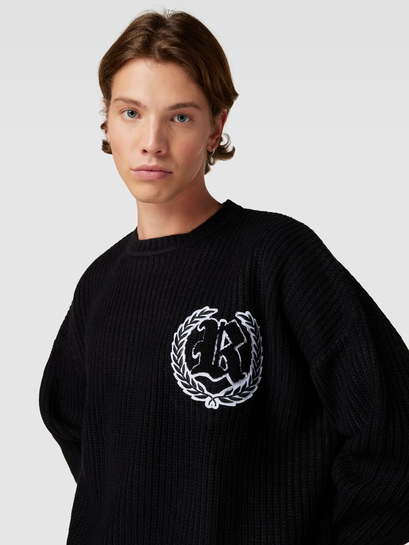 Strickpullover mit überschnittenen Schultern in schwarz