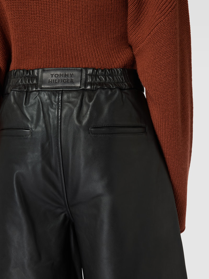 Bermudas in Leder-Optik in schwarz