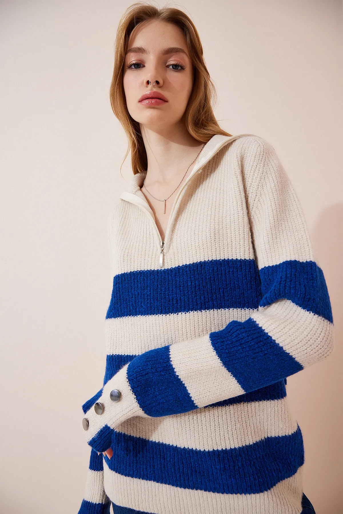 Happiness İstanbul  Cremeblauer Rollkragenpullover mit Streifenmuster und Reißverschluss für Damen LX00042