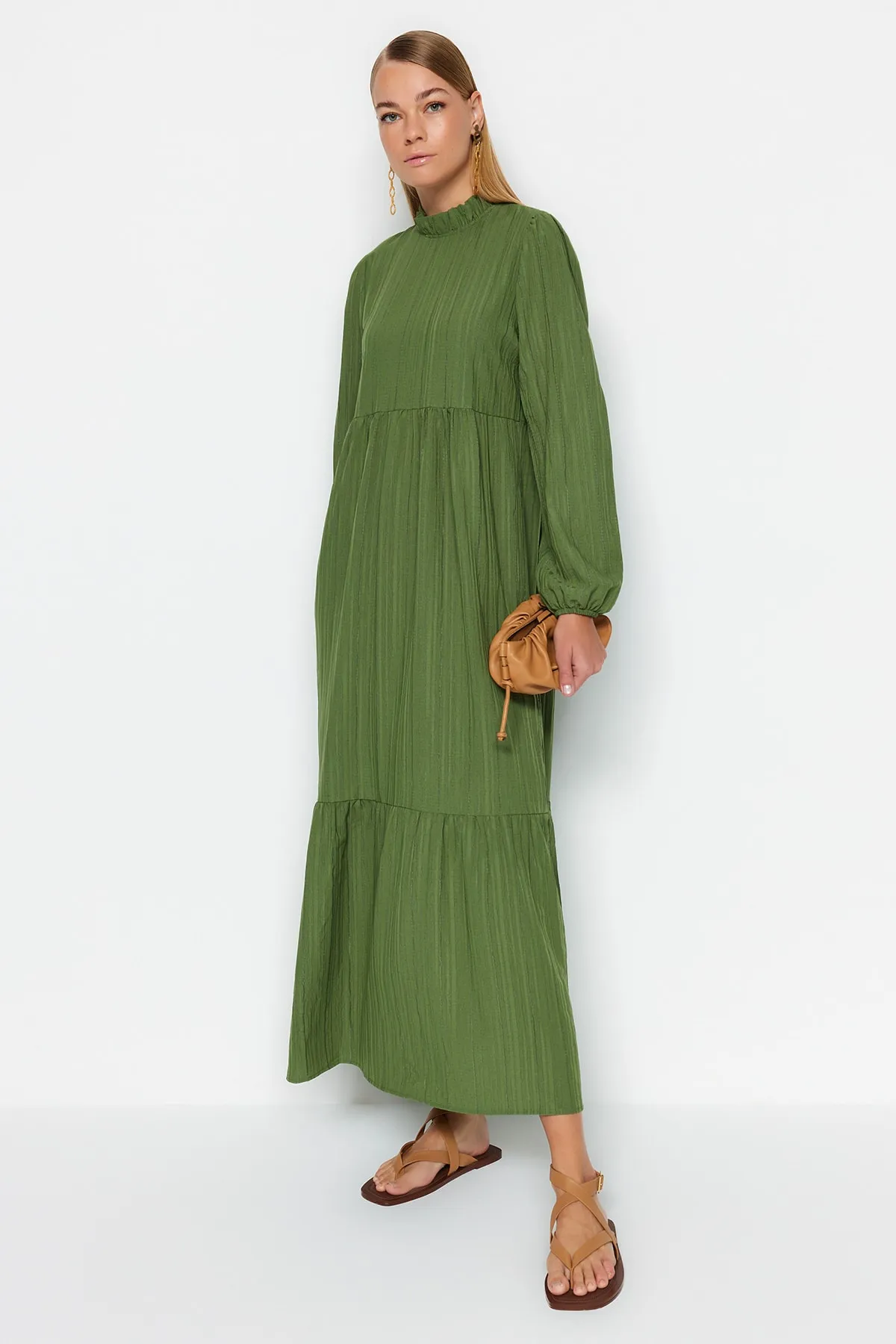 Trendyol Modest  Grünes, gewebtes Crinkle-Kleid mit Stehkragen und weiter Passform TCTSS22EB00171