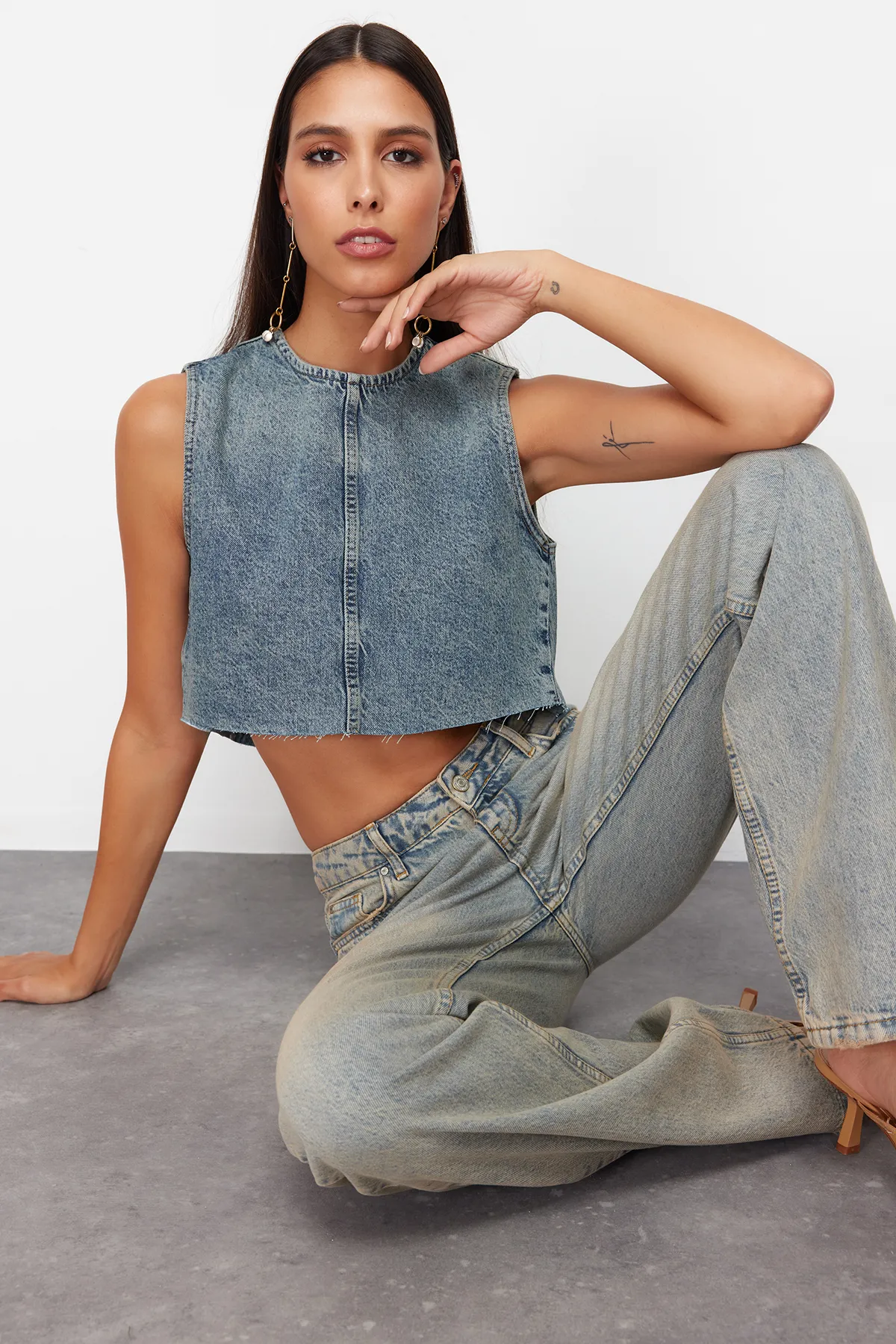 Trendyol Collection  Blaues rückenfreies Denim-Bustier TWOSS24BS00016