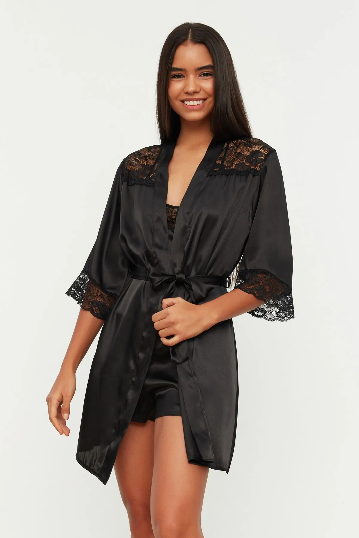 Trendyol Collection  Schwarzer, mit Spitze verzierter, gewebter Morgenmantel aus Satin mit Gürtel THMSS21SB0001