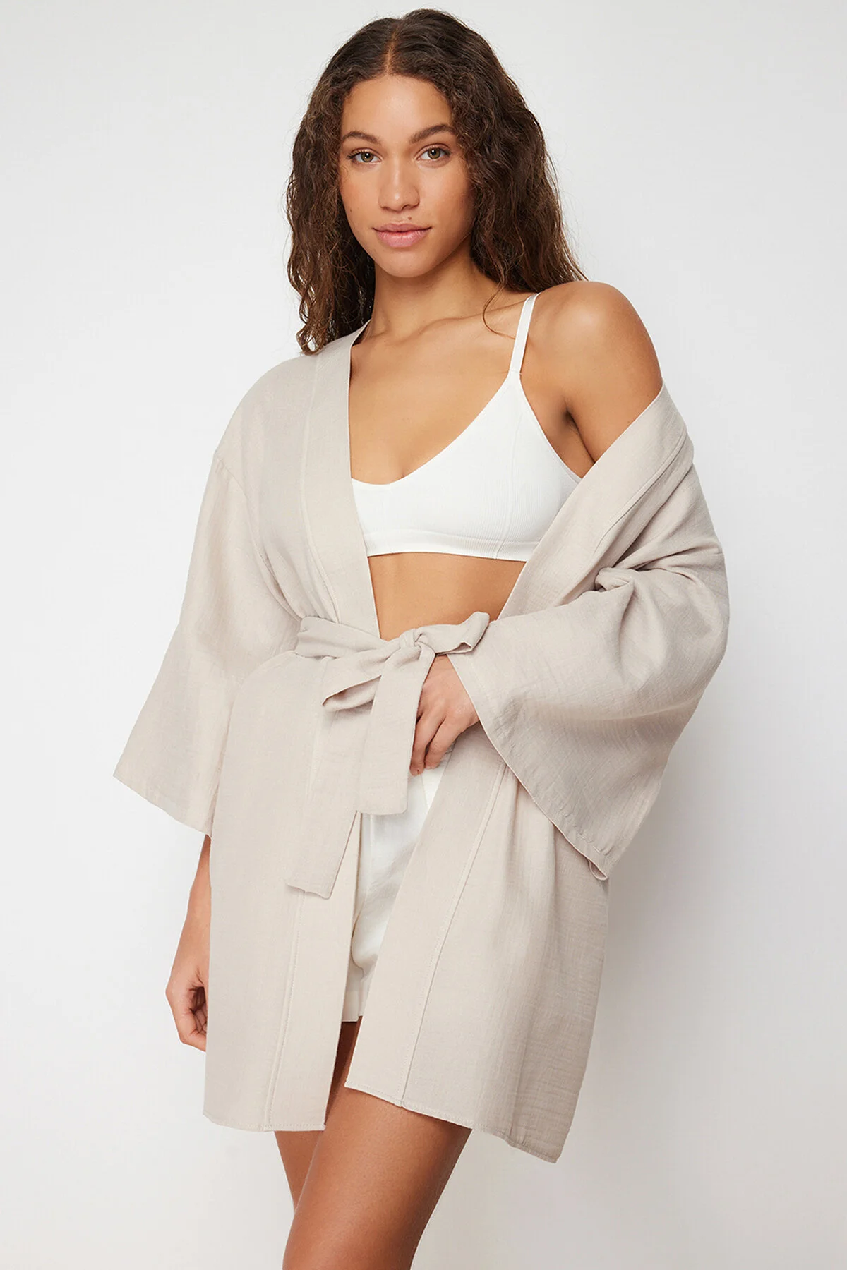 Trendyol Collection  Hochwertiger, beigefarbener Morgenmantel aus 100 % gewebtem Baumwollmusselin mit Gürtel THMSS24SB00000