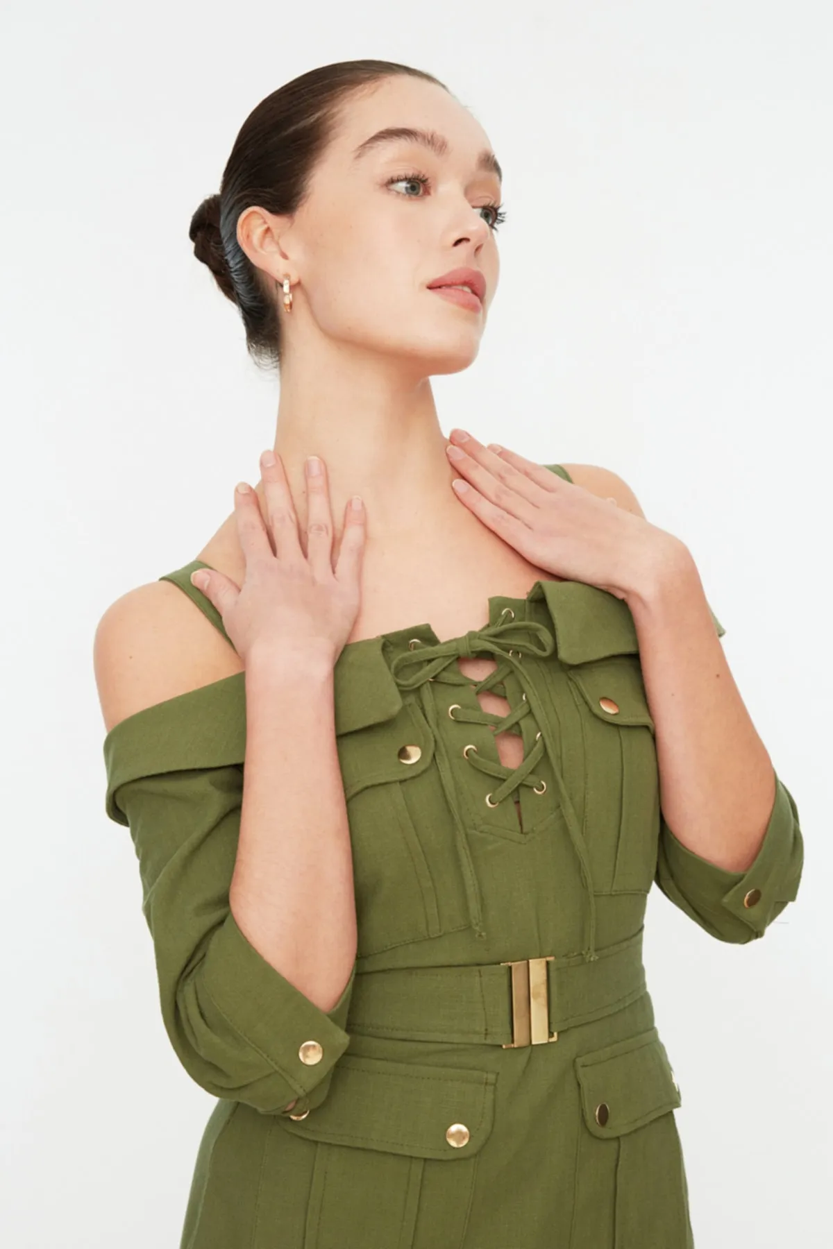 Trendyol Collection  Khakifarbenes, gewebtes Kleid mit Vogelaugenmuster und Gürtel TWOSS21EL1111