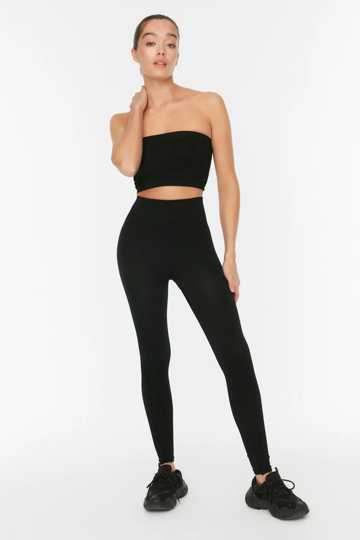Trendyol Collection  Schwarze nahtlose/nahtlose gestrickte Sport-Leggings in voller Länge TWOAW20TA0071
