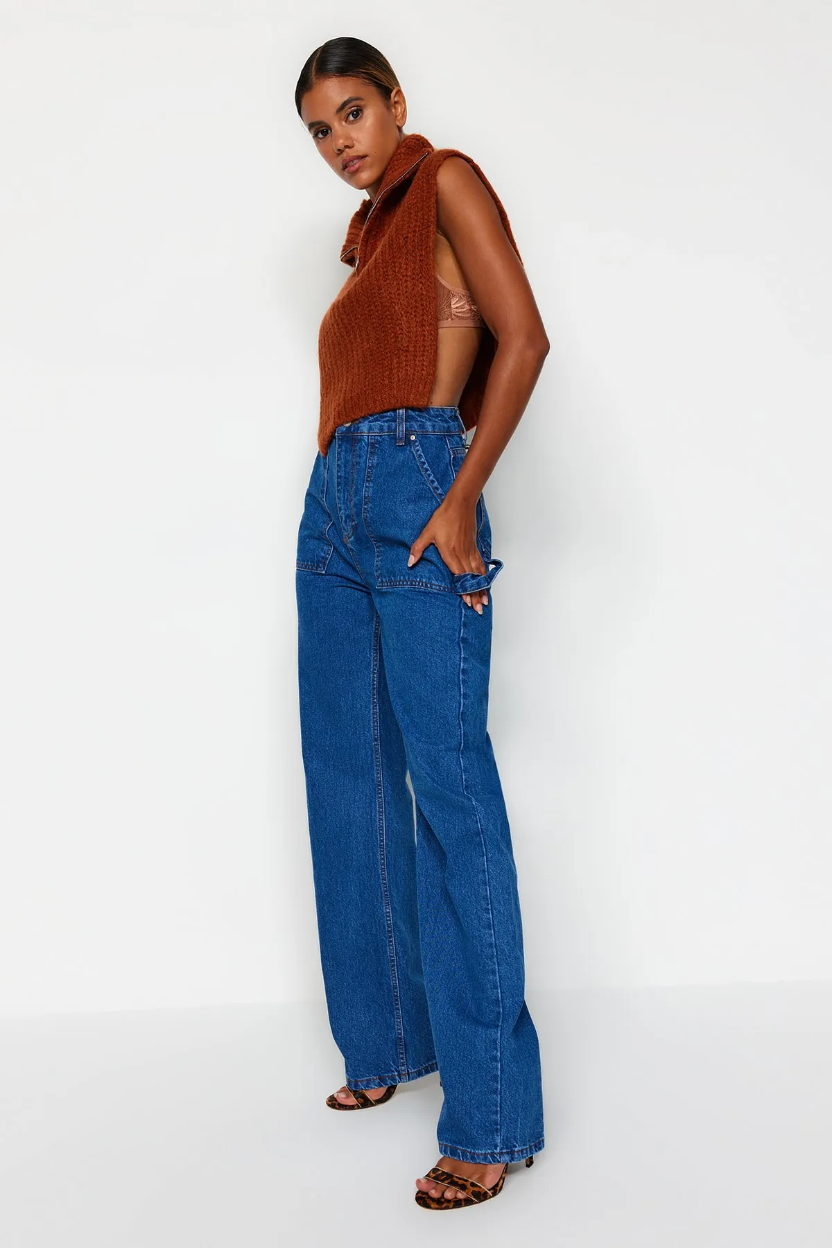 Trendyol Collection  Blaue Jeans mit hoher Taille und weitem Bein und Taschendetail TWOAW22JE0595