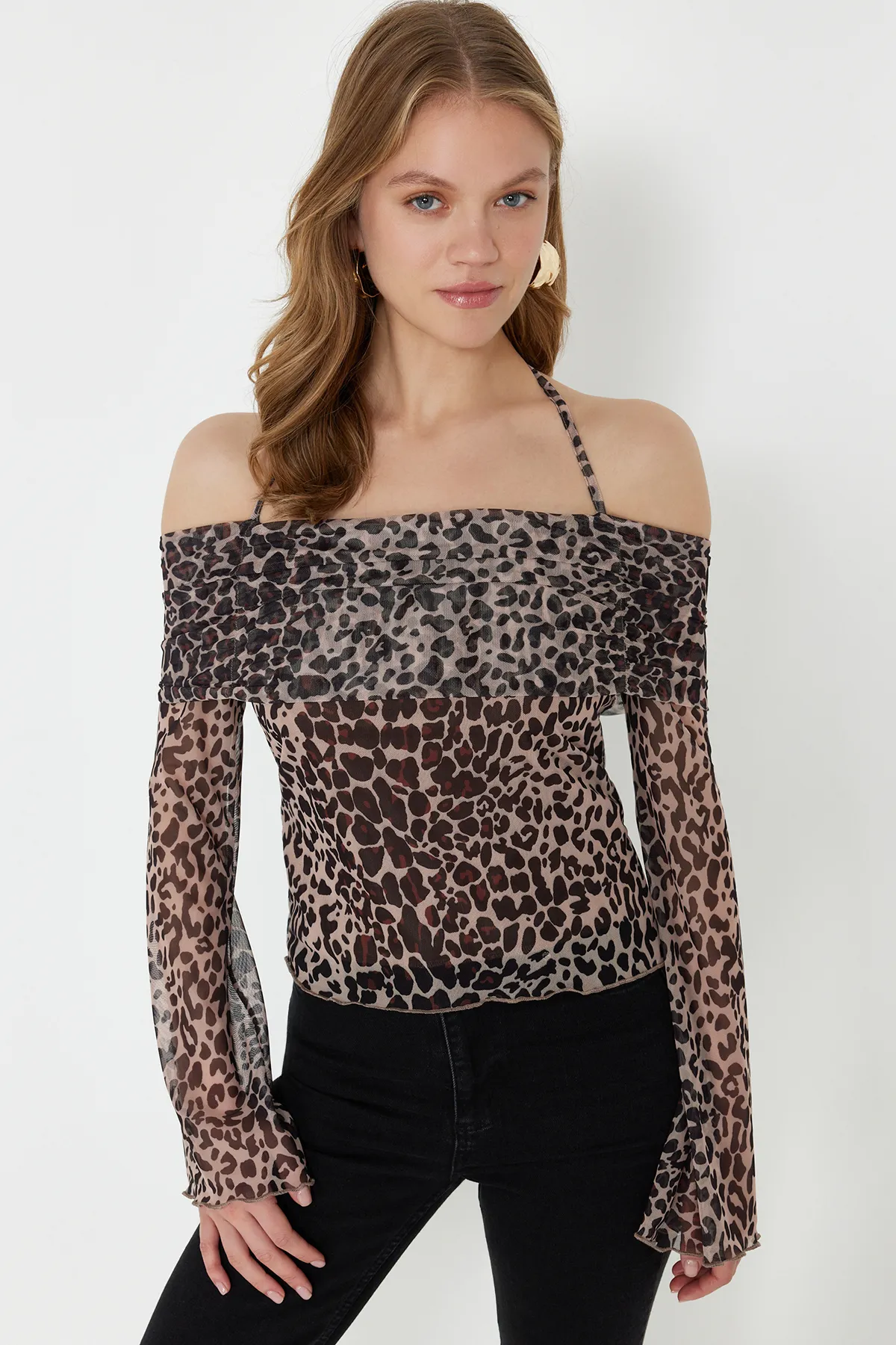 Trendyol Collection  Braune Strickbluse mit Tiermuster, ausgestellten Ärmeln und Bindedetail TWOSS24BZ00046