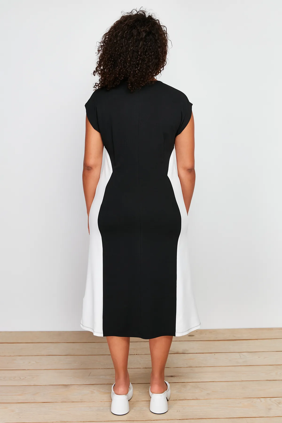 Trendyol Curve  Schwarz-weißes, farbblockiertes Midi-Strickkleid TBSSS24AH00143