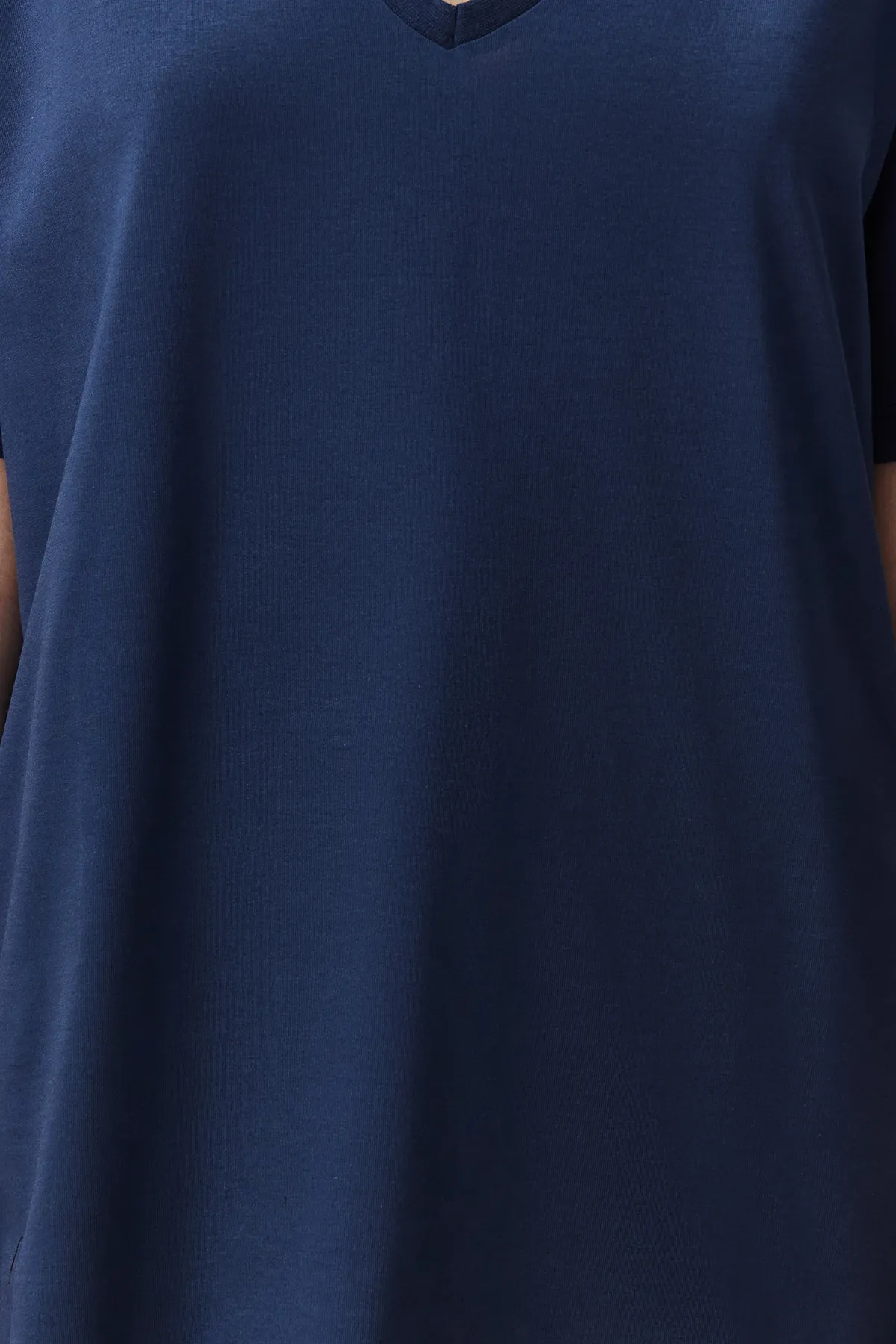Trendyol Collection  Marineblaues, übergroßes/weites Strick-T-Shirt mit V-Ausschnitt, 100 % Baumwolle TWOSS23TS00003
