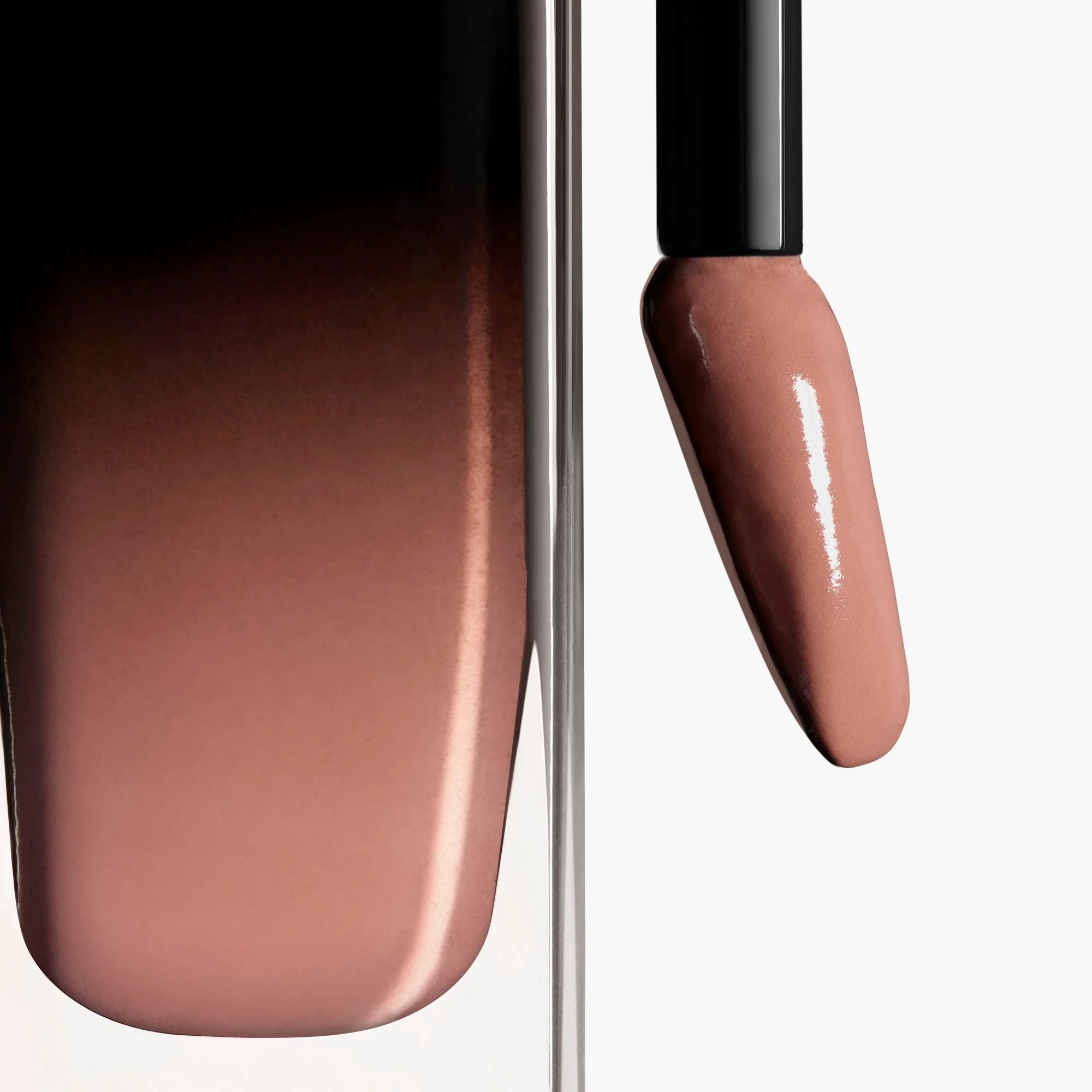 ROUGE ALLURE LAQUE - IZUZETNO TRAJAN, SJAJNI TEČNI RUŽ ZA USNJE
