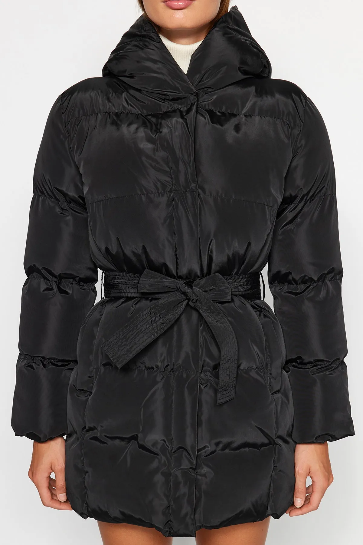 Trendyol Collection  Schwarze wasserabweisende Pufferjacke mit Gürtel TWOAW23MO00007