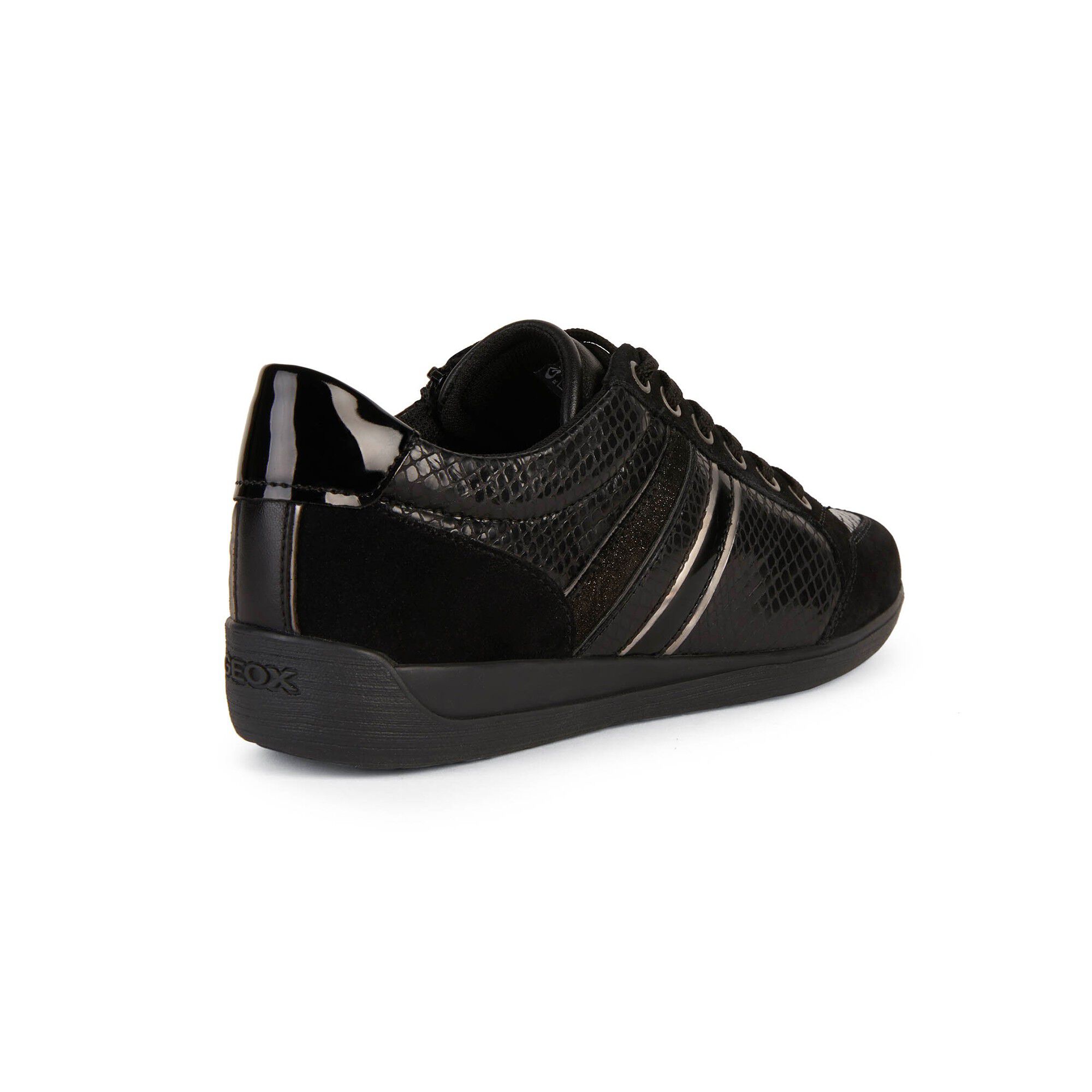 Baskets basses noir dessus cuir