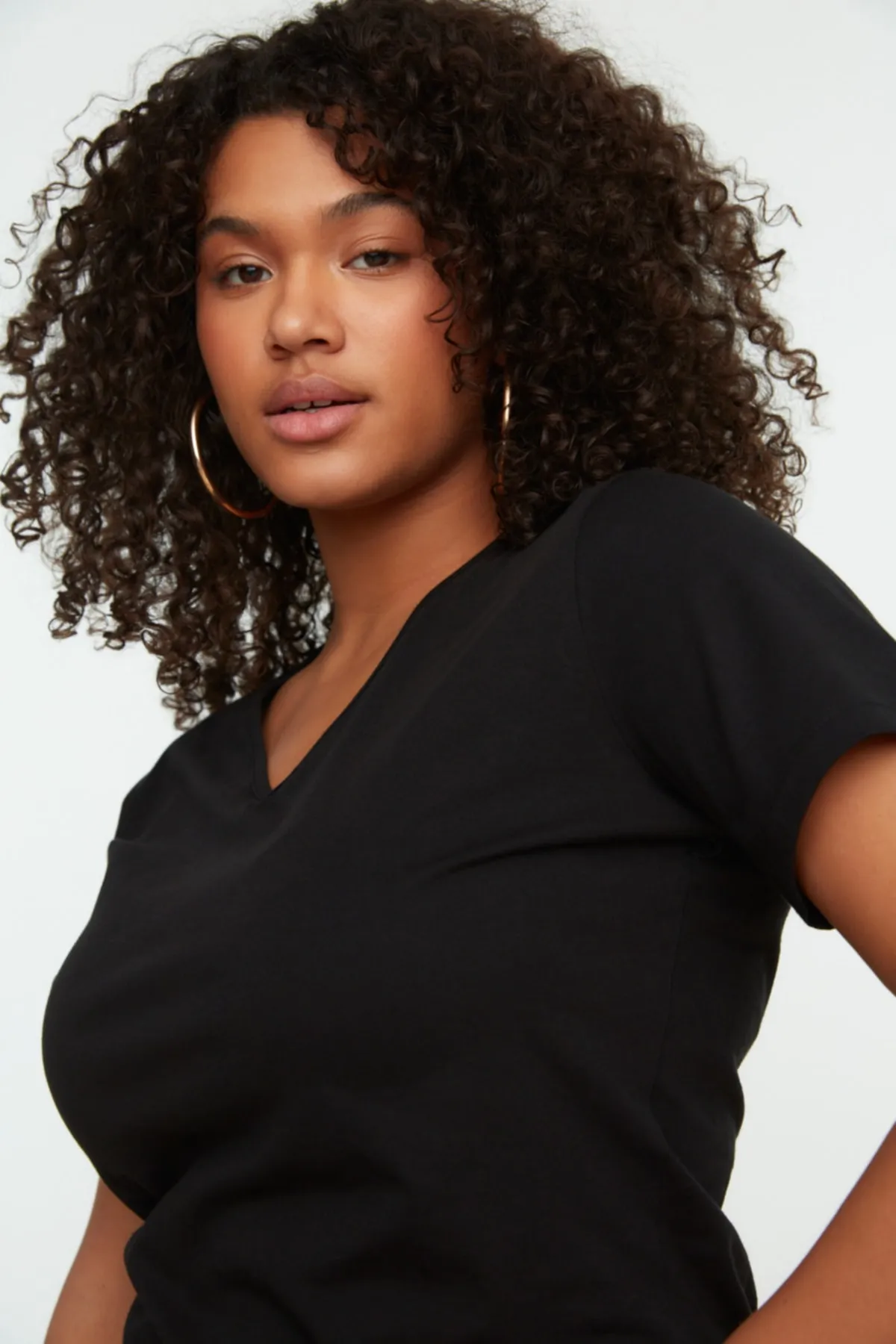 Trendyol Curve  Schwarzes Strickkleid mit V-Ausschnitt und Schlitz TBBSS22AH0163