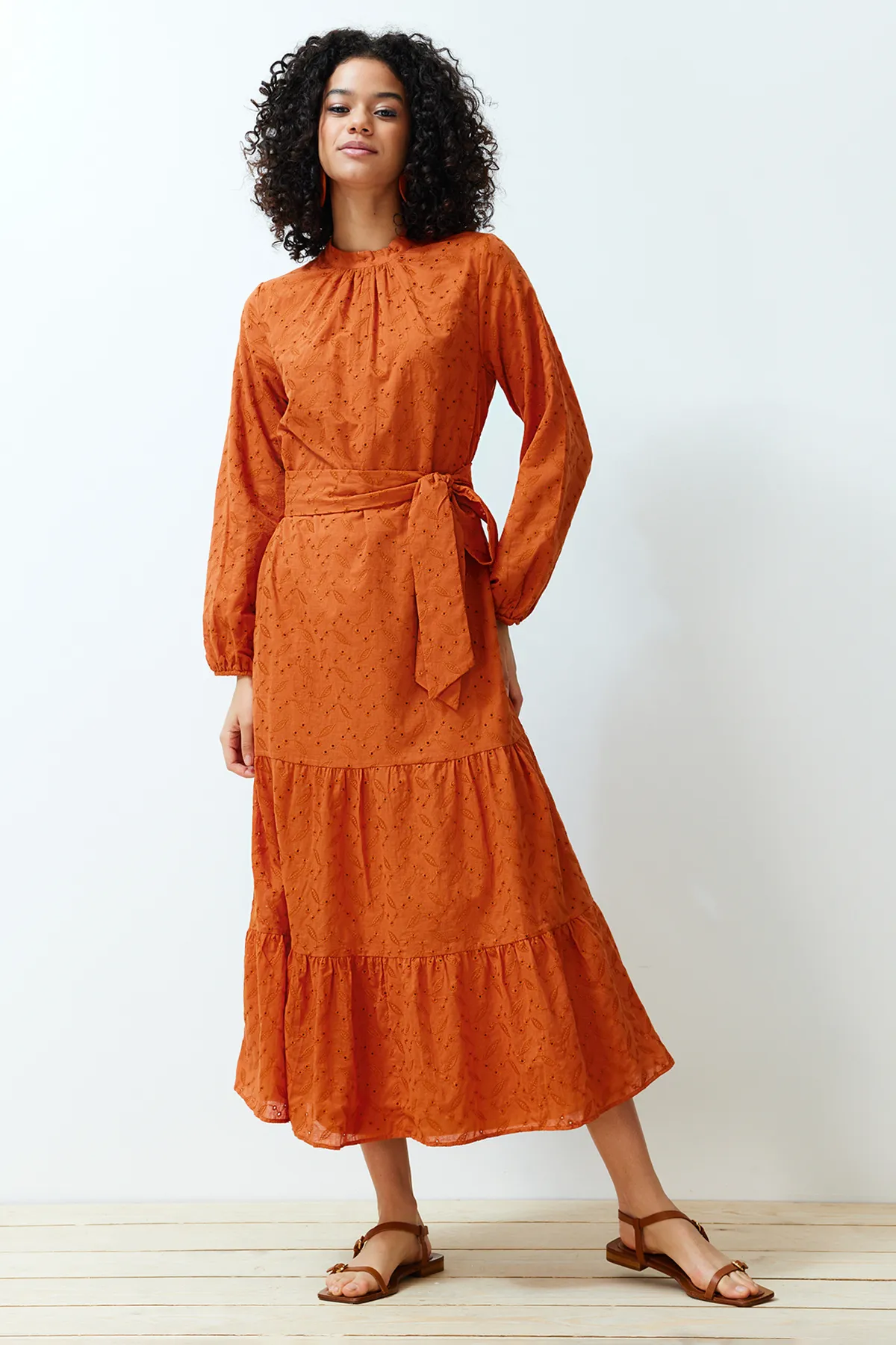 Trendyol Modest  Zimtfarbenes, gewebtes Kleid mit Stehkragen, Stickerei und Spitzenfutter TCTSS24EB00053